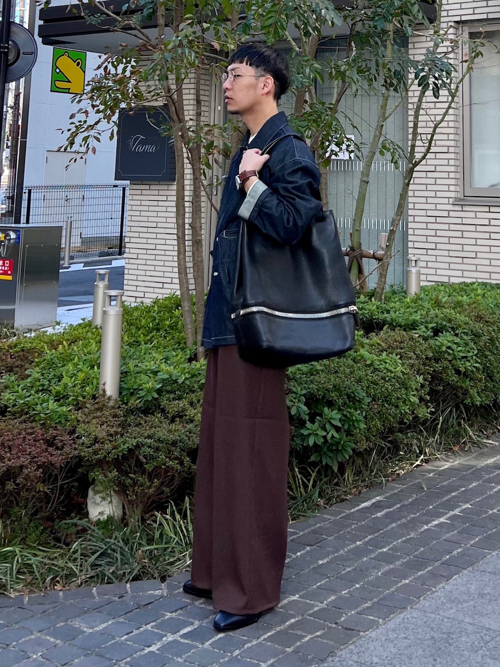 「Fossil、フォッシル、FOSSILSTYLE、EDWIN、edwinjapan、エドウィン、春服デビュー宣言、デニム、フレアパンツ、トートバッグ、きれいめカジュアル、プチプラ、春服みてみて」｜「EDWINのタックワイド フレアパンツ センタープレスパンツ スラックスパンツ 日本製（スラックス、ブラウン系）」を使った、 松波 侑亮さん（メンズ・164cm）の春コーディネートの2枚目の写真