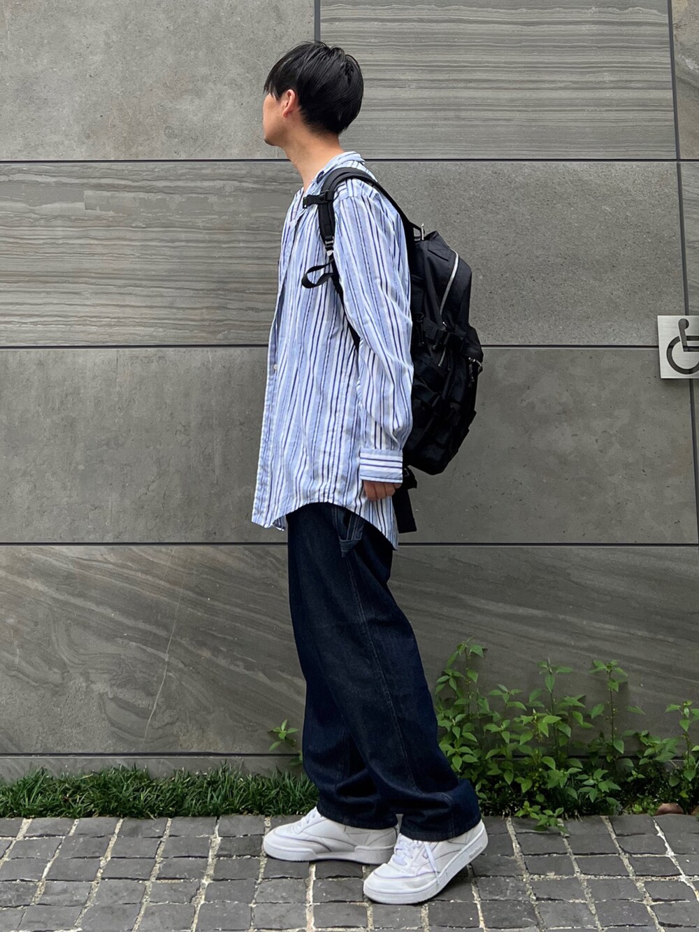 「edwin、edwinjapan、エドウィン」｜「EDWINのWEB限定【ユニセックス】EDWIN STEPMARK ワイドペインターパンツ（デニムパンツ、ブルー系）」を使った、 松波 侑亮さん（メンズ・164cm）の秋コーディネートの2枚目の写真