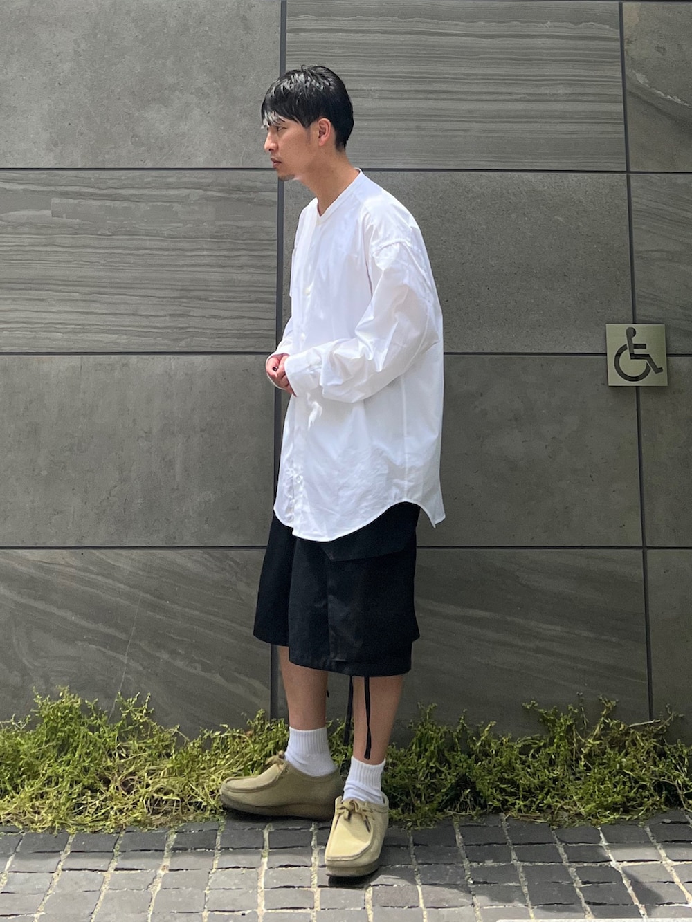 ブラック系のその他パンツ、ベージュ系のモカシン/デッキシューズ、ホワイト系のタンクトップを着用したメンズの夏コーディネートの2枚目の写真