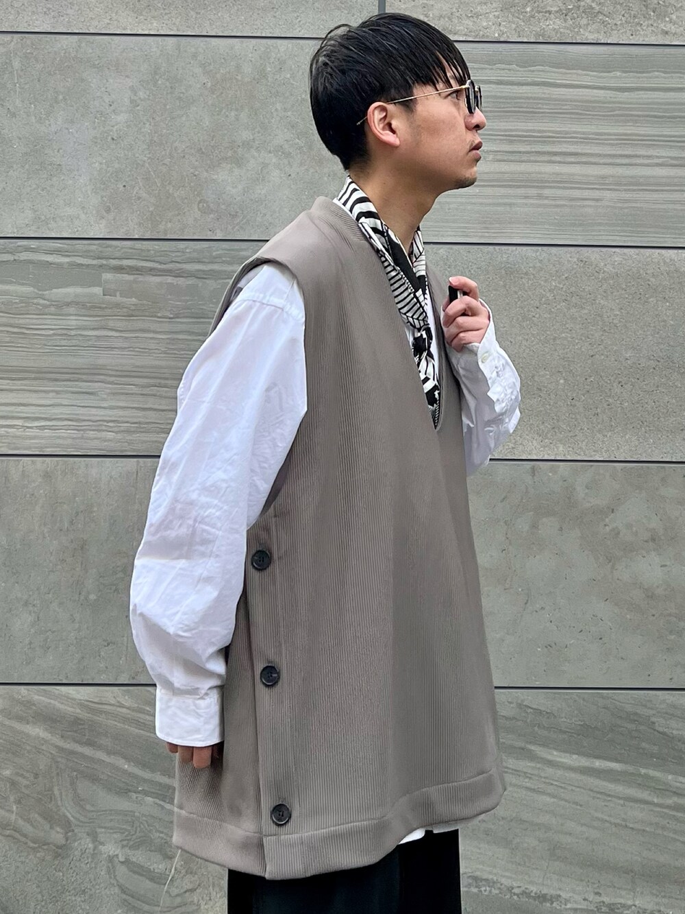 「STYLEMIXER、STYLEMIXER_MEN、スタイルミキサー、ビッグシルエット、オーバーサイズ、レイヤードスタイル、ベスト、春コーデ、PR、低身長、きれいめカジュアル、ほめられ本命コーデ、シンプルコーデ、スカーフ、ショルダーバッグ」|「STYLEMIXERのプリーツサイドボタンベスト(ベスト、グレー系)」を使った、 松波 侑亮さん(メンズ・164cm)の冬コーディネートの2枚目の写真