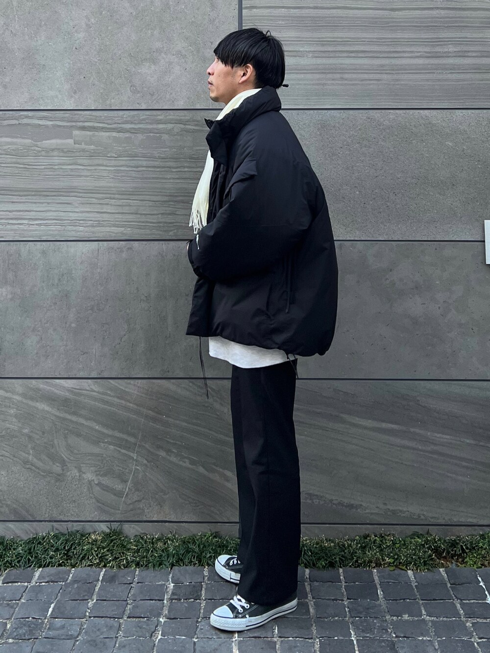 「ジョンズクローゼット、johnscloset」|「JOHN'S CLOSETの【g】国産ソフトタッチ無地&チェックマフラー(マフラー、ホワイト系)」を使った、 松波 侑亮さん(メンズ・164cm)の冬コーディネートの2枚目の写真