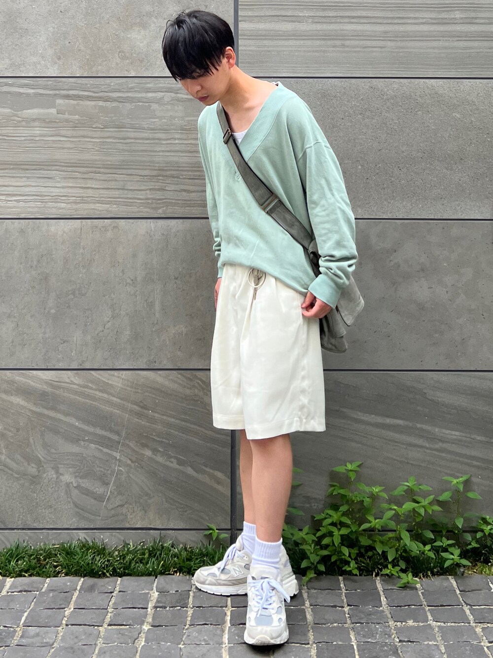 「ショルダーバッグ、ハーフパンツ、スウェット、レイヤードスタイル、厚底シューズ、休日スタイル、プチプラ、淡色コーデ、タックイン」|「soerteの2tuck wide Half pants / 2タックワイドハーフパンツ グルカショーツ(その他パンツ、ホワイト系)」を使った、 松波 侑亮さん(メンズ・164cm)の秋コーディネートの3枚目の写真
