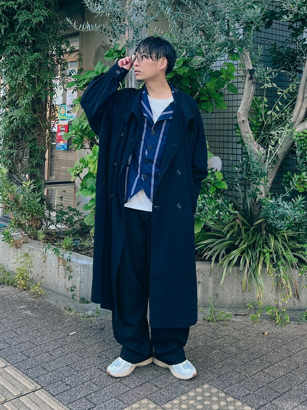 「La fabrique en…TM、ストライプ、テーラードジャケット、ロングコート、ワイドパンツ、スラックス、New Balance、メガネ男子、レイヤードスタイル、冬コーデ、モード、休日スタイル、マイベストコーデ2022」｜「(La)Fabrique en...のアイテム（ジャケット/アウター、その他）」を使った、 松波 侑亮さん（メンズ・164cm）の冬コーディネートの3枚目の写真