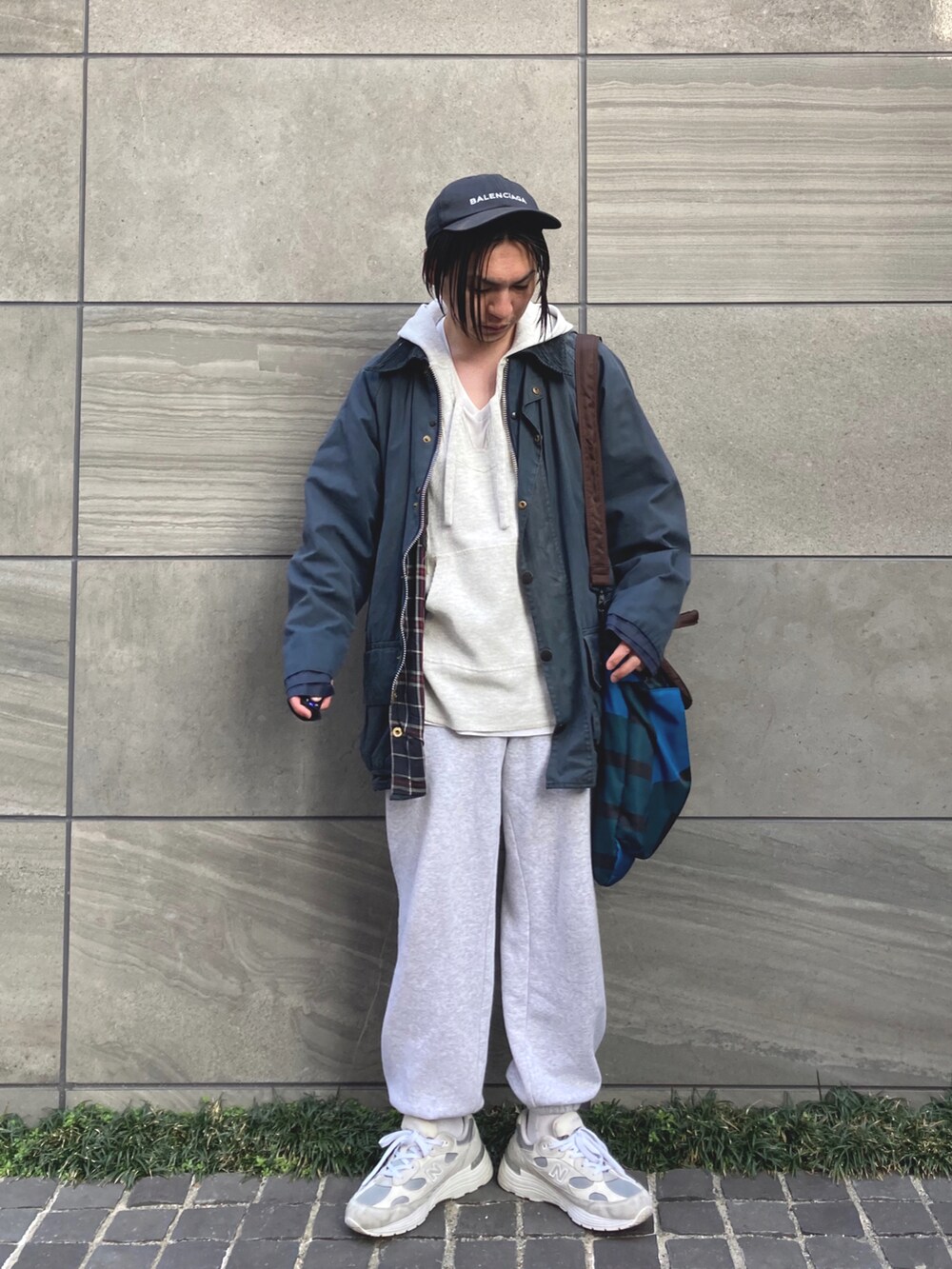 「キャップ、白スニーカー、ビッグシルエット、古着MIX、シンプルコーデ、春アウター、パーカー、トートバッグ、レイヤードスタイル、スウェットパンツ、大人カジュアル、低身長、New Balance、barbour、春コーデ」｜「SPINNSの【６色展開】カラースウェットパンツ（スウェットパンツ、グレー系）」を使った、 松波 侑亮さん（メンズ・164cm）の冬コーディネートの3枚目の写真