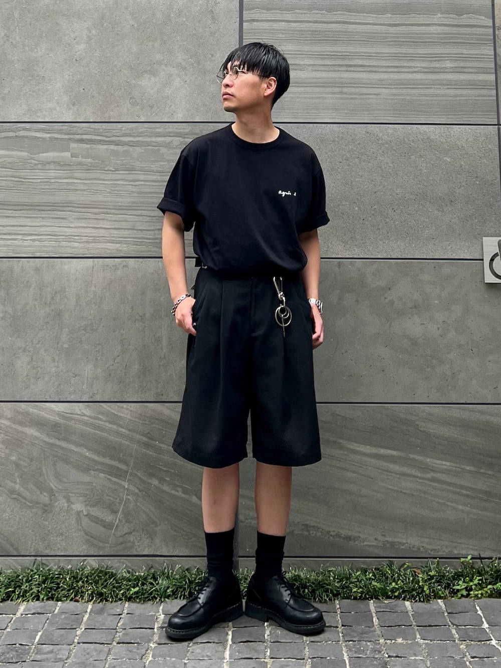 「このスタイルがお気に入り、ポリス、POLICE、agnes b.、アニエスベー、ロゴTシャツ、春夏コーデ、メンズコーデ」｜「agnes b.のWEB限定 S179 TS ロゴTシャツ（Tシャツ/カットソー、ブラック系）」を使った、 松波 侑亮さん（メンズ・164cm）の夏コーディネートの3枚目の写真