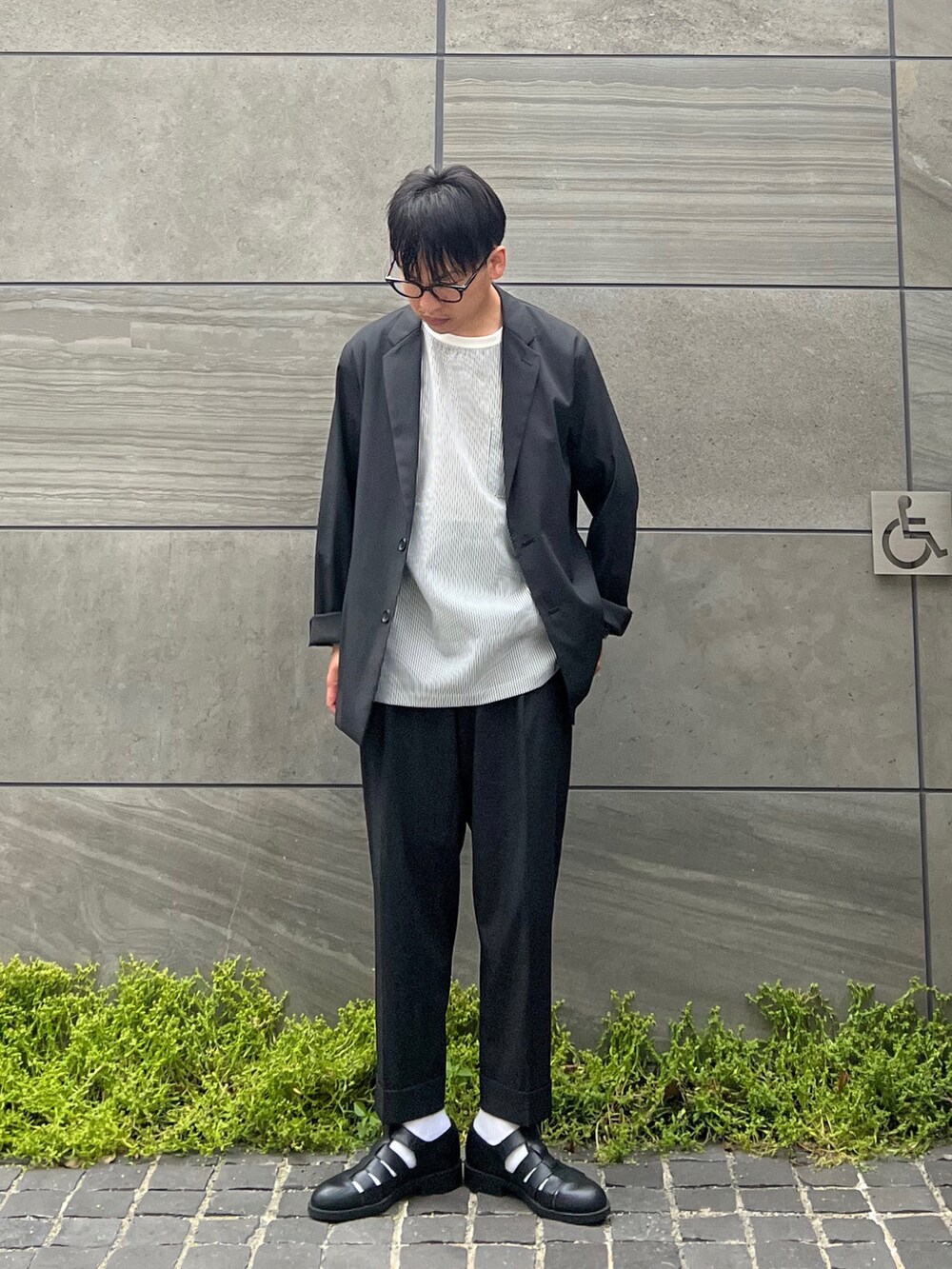 「サニーレーベル、SonnyLabel、セットアップ、テーラードジャケット、スラックス、きれいめカジュアル、休日コーデ、グルカサンダル、大人カジュアル、ブラック、モノトーン、低身長コーデ、メンズコーデ、プチプラコーデ、Tシャツ」|「URBAN RESEARCH Sonny LabelのクイックドライワイドTシャツ(Tシャツ/カットソー、ブルー系)」を使った、 松波 侑亮さん(メンズ・164cm)の夏コーディネートの2枚目の写真