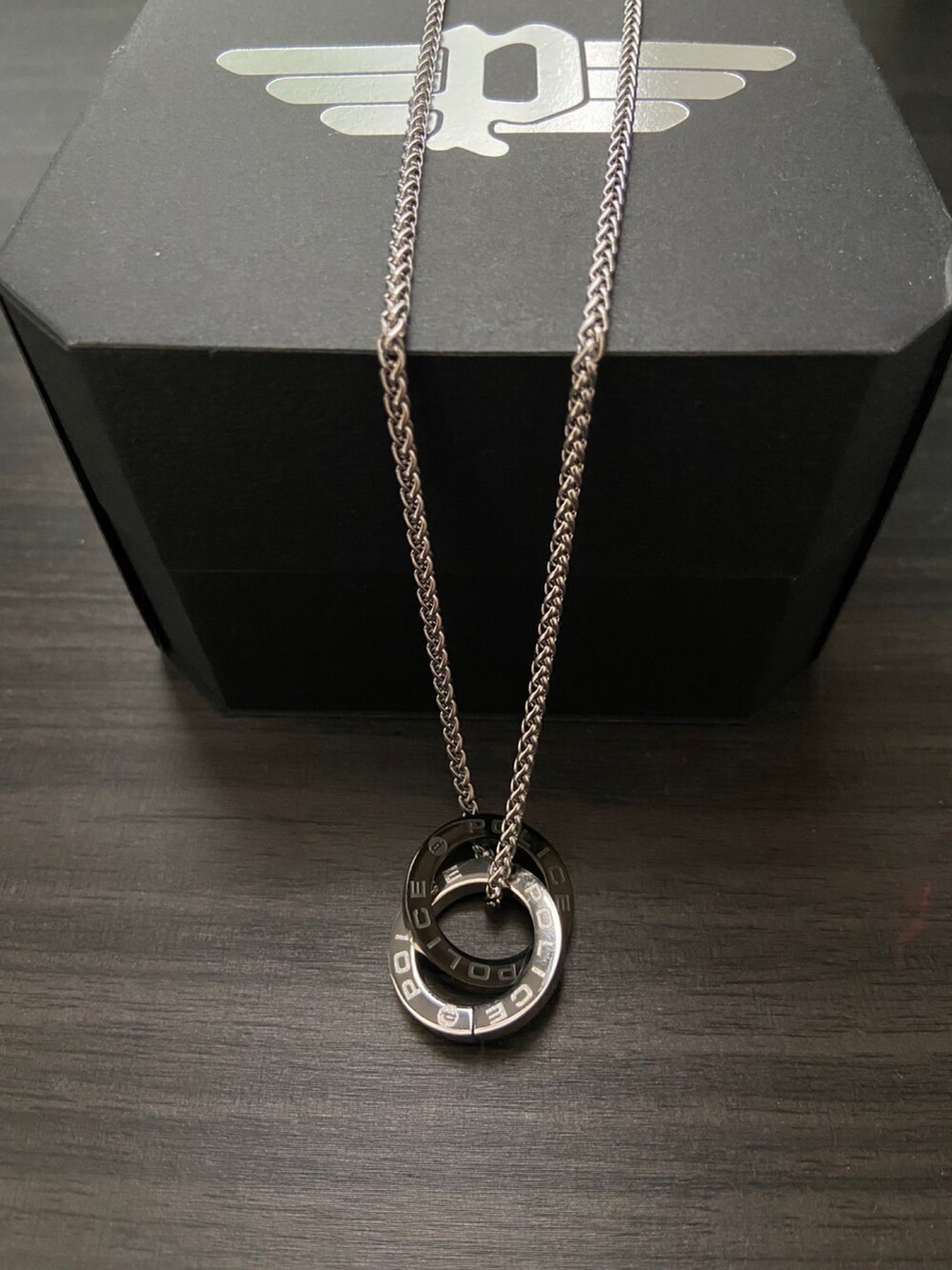 ホワイト系のTシャツ/カットソー、ブルー系のテーラードジャケット、ブルー系のデニムパンツを着用したメンズの夏コーディネートの2枚目の写真