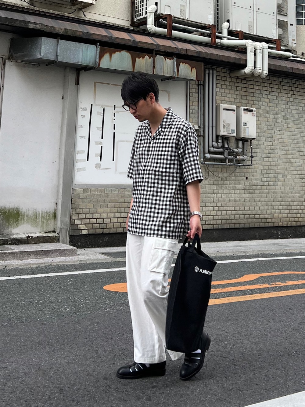 「URBAN RESEARCH DOORS、シャツスタイル、白パンツ、グルカサンダル、サンダルに靴下、トートバッグ、メガネ男子、チェック、ショルダーバッグ、きれいめカジュアル、カーゴパンツ、休日スタイル、プチプラコーデ、夏コーデ、リネン」|「URBAN RESEARCH DOORSの『UR TECH 高機能リネン』リネンオープンカラーシャツ(シャツ/ブラウス、その他)」を使った、 松波 侑亮さん(メンズ・164cm)の夏コーディネートの2枚目の写真