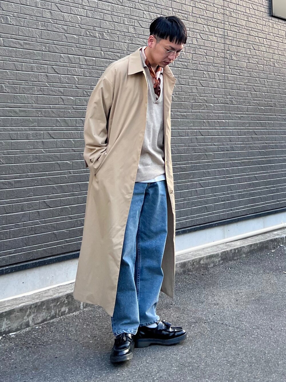 「ビッグシルエット、シャツスタイル、ローファー、プチプラ、春服みてみて、休日スタイル、メガネ男子、トレンチコート、春コーデ、きれいめカジュアル、ハーフジップ、低身長、ベージュ」|「UNFOLKのアイテム(ストール/ショール、ブラウン系)」を使った、 松波 侑亮さん(メンズ・164cm)の春コーディネートの2枚目の写真