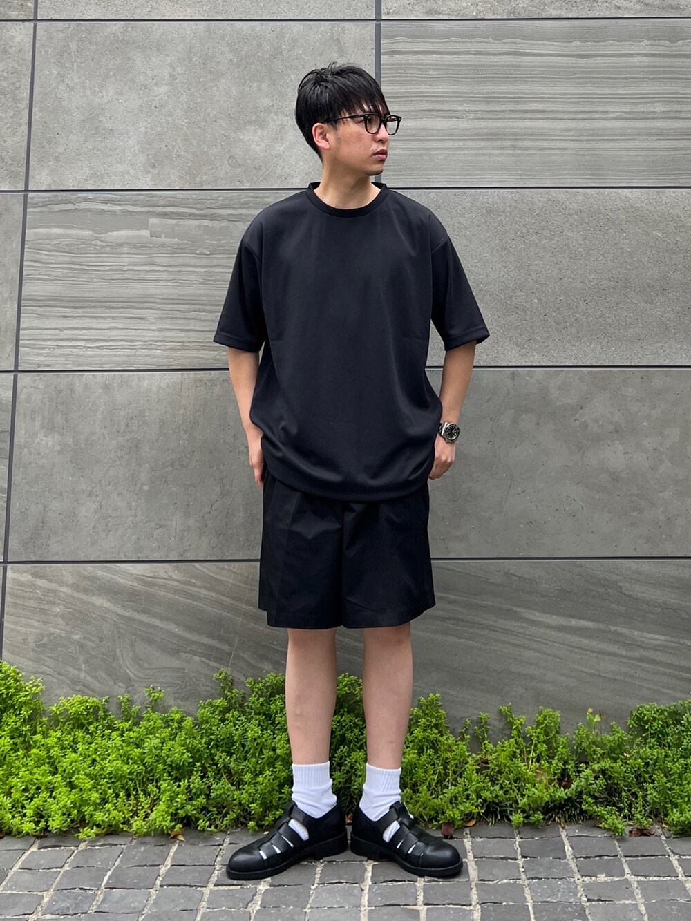 「URTECH、URTECHひやサラクール、ユーアールテック、アイテムズアーバンリサーチ、ITEMS URBANRESEARCH、休日スタイル、きれいめカジュアル、グルカサンダル、ハーフパンツ、革靴、モノトーン、カラーソックス、春コーデ、オトナカジュアル、大人コーデ」｜「ITEMS URBANRESEARCHの『UR TECH ひやサラクール』 Air Dry ライトポンチ トップス（Tシャツ/カットソー、ブラック系）」を使った、 松波 侑亮さん（メンズ・164cm）の春コーディネートの2枚目の写真