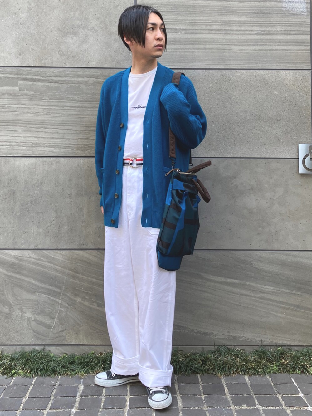 ブルー系のカーディガン/ボレロ、ホワイト系のパンツ、ホワイト系のTシャツ/カットソーを着用したメンズの冬コーディネートの3枚目の写真