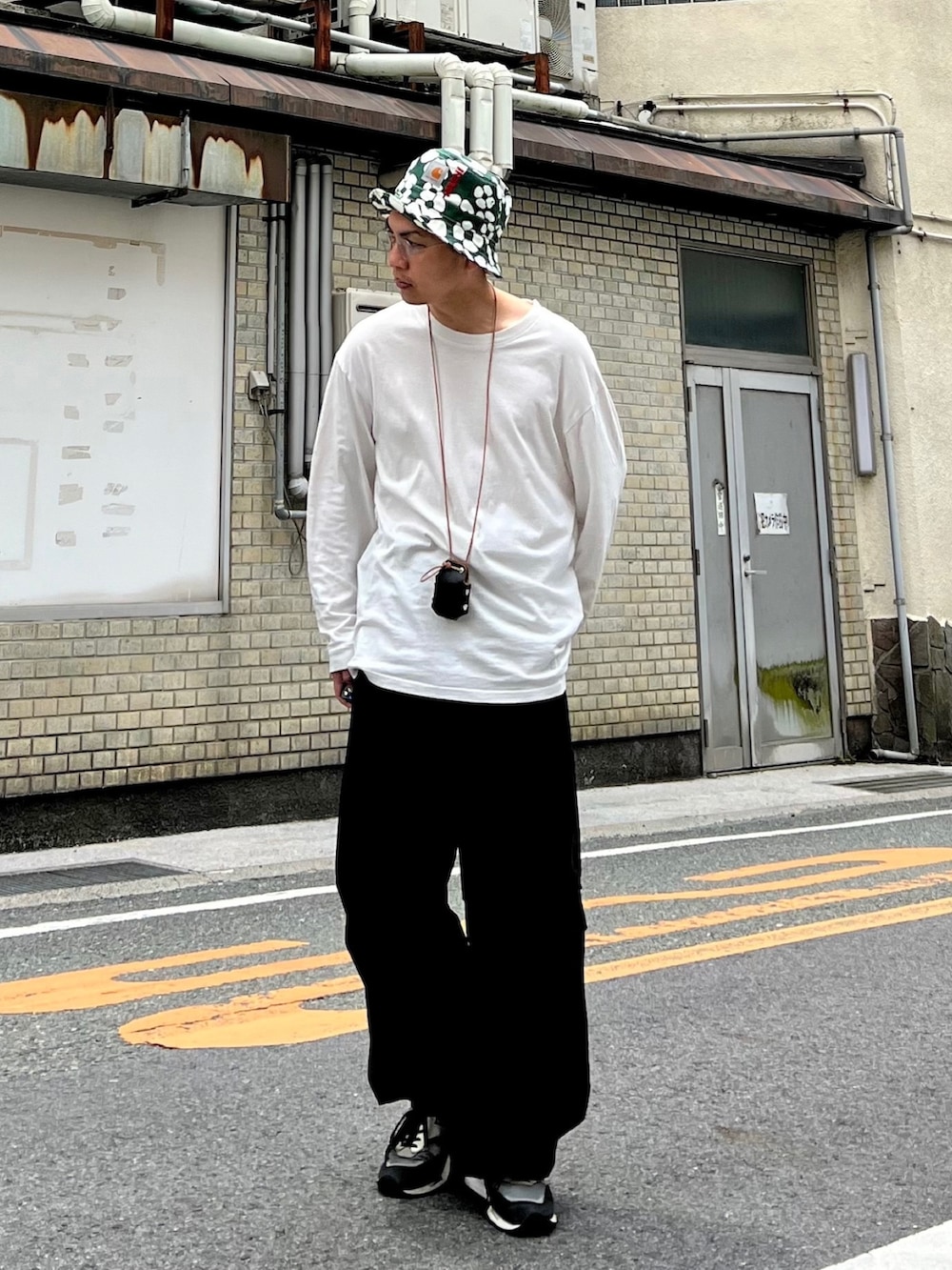 「エドウィン、edwinjapan、edwin」｜「EDWINの【WEB限定】EDWIN STEPMARK スノーワイドオーバーパンツ（カーゴパンツ、ブラック系）」を使った、 松波 侑亮さん（メンズ・164cm）の夏コーディネートの3枚目の写真