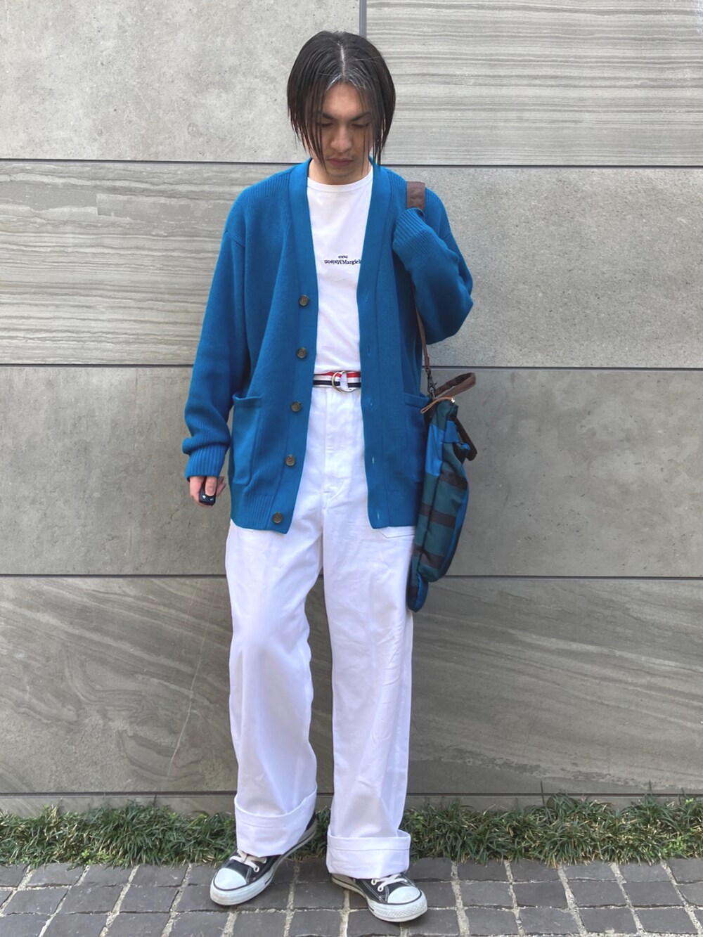 ブルー系のカーディガン/ボレロ、ホワイト系のパンツ、ホワイト系のTシャツ/カットソーを着用したメンズの冬コーディネートの2枚目の写真