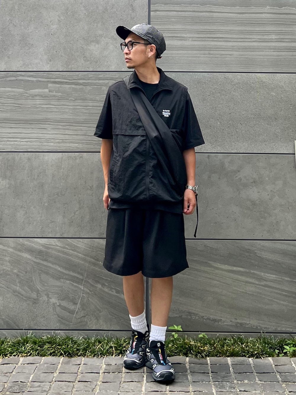 ブラック系のベスト、ブラック系のバッグ、ブラック系のその他パンツを着用したメンズの夏コーディネートの2枚目の写真