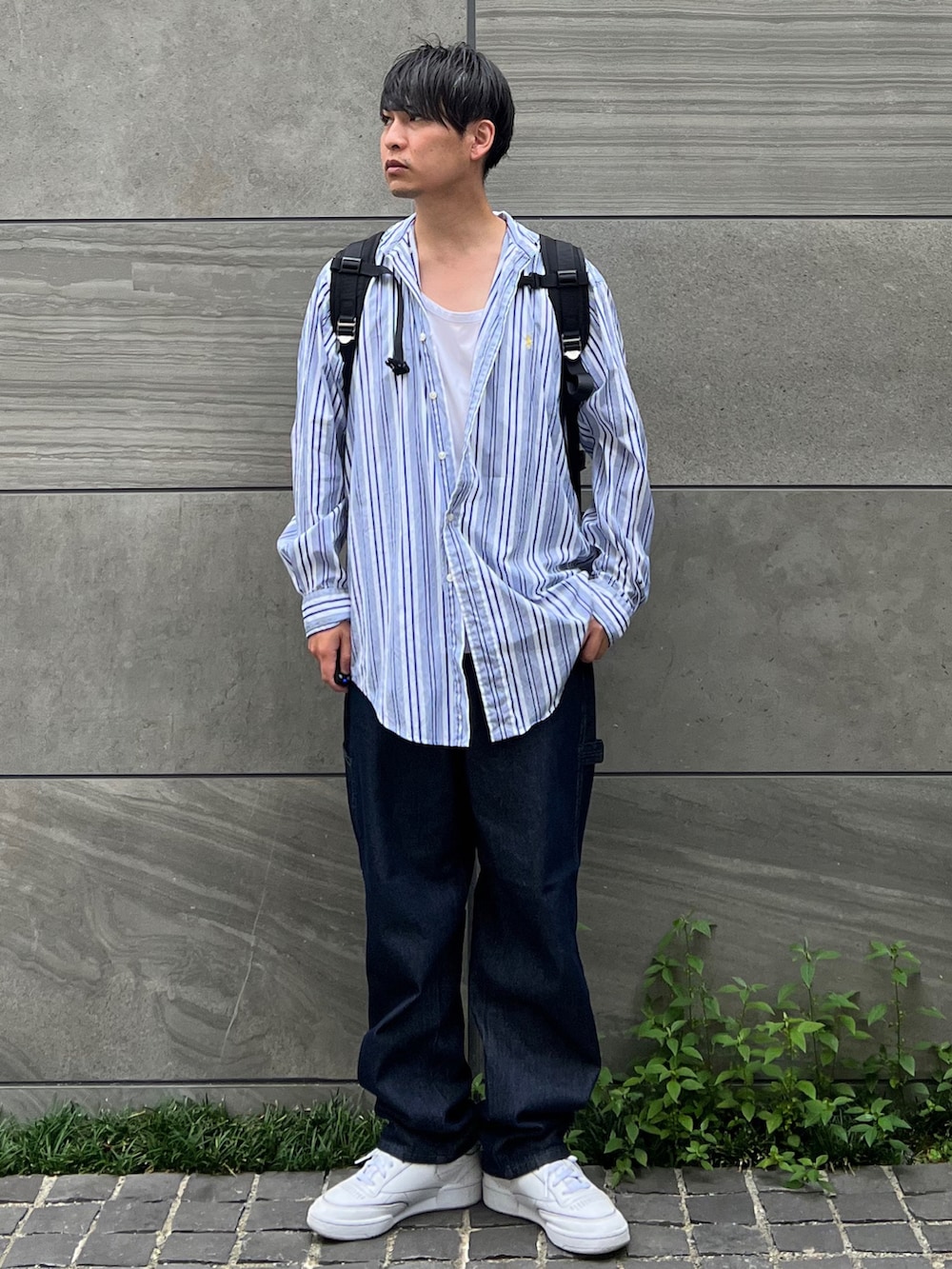 「edwin、edwinjapan、エドウィン」｜「EDWINのWEB限定【ユニセックス】EDWIN STEPMARK ワイドペインターパンツ（デニムパンツ、ブルー系）」を使った、 松波 侑亮さん（メンズ・164cm）の秋コーディネートの4枚目の写真