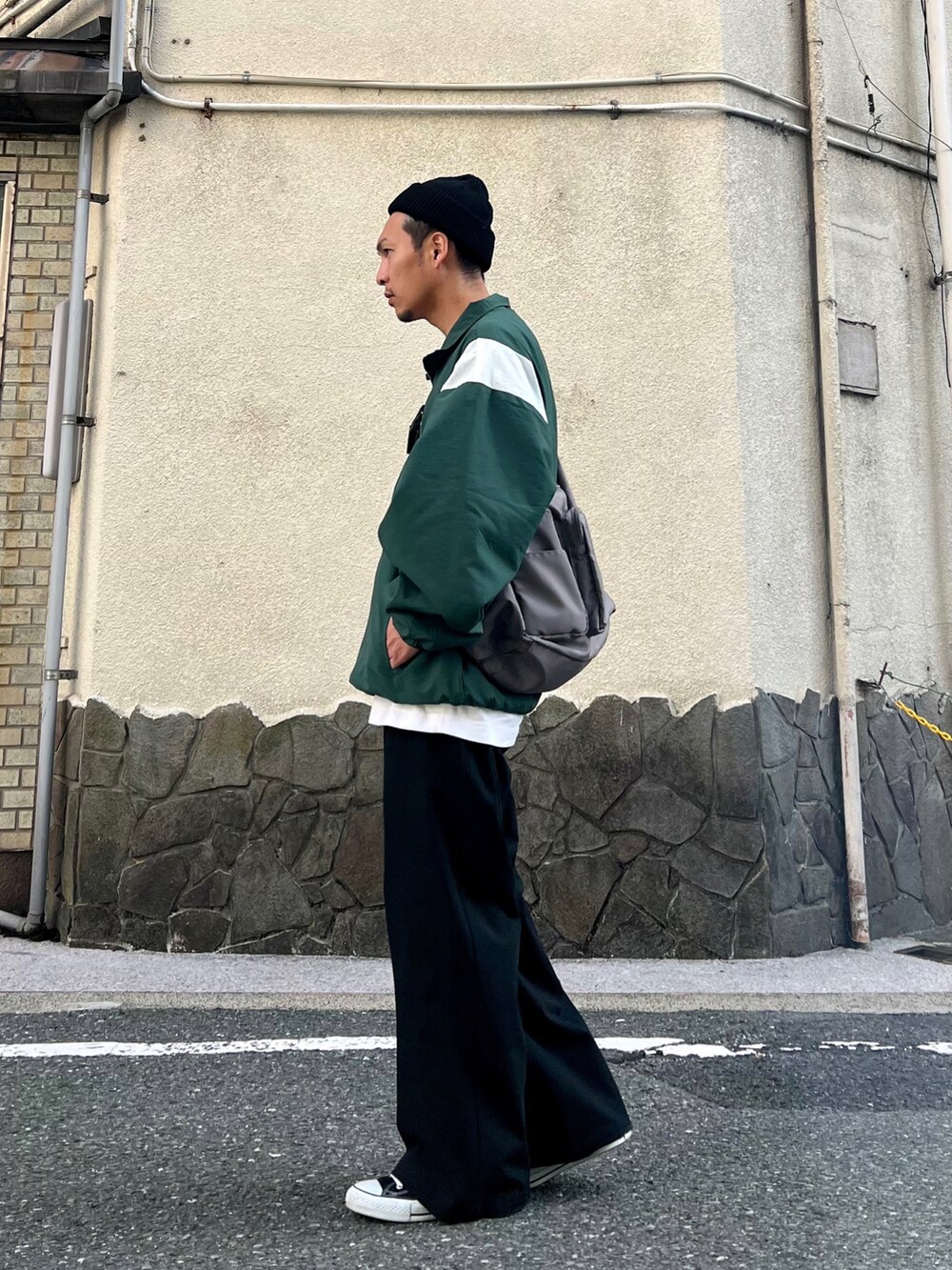 「ファッションを楽しもう、ショルダーバッグ、ビッグシルエット、レイヤードスタイル、トラックジャケット、スポーツミックス、厚底シューズ、おでかけコーデ、プチプラ、古着MIX、スニーカー、きれいめカジュアル、冬コーデ、ニット、スピンズ」｜「SPINNSの【ユニセックス着用可能】5色展開 ナイロンブルゾン ERROR（ブルゾン、グリーン系）」を使った、 松波 侑亮さん（メンズ・164cm）の秋コーディネートの3枚目の写真