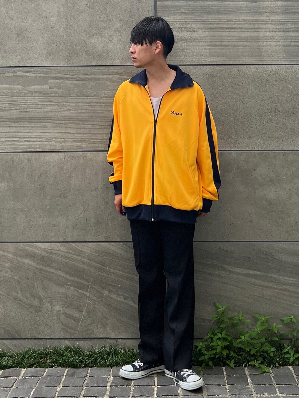 「トラックジャケット、タックイン、ジャージ、フレアパンツ、秋服準備はじめました、大人カジュアル、厚底シューズ、休日スタイル、韓国ファッション、プチプラ、古着MIX」｜「SPINNSのワンポイントロゴデザイン ジャージ（ジャージ、ブラック系）」を使った、 松波 侑亮さん（メンズ・164cm）の秋コーディネートの4枚目の写真