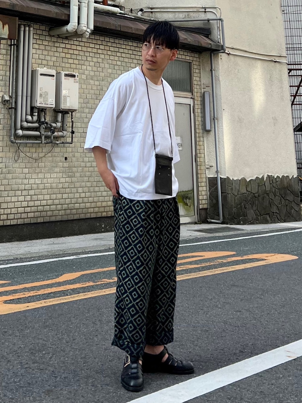 「サングラス、古着MIX、夏だ!Tシャツ着よう!、休日スタイル、グルカサンダル、プチプラ、シンプルコーデ、お洒落さんとつながりたい、メンズコーデ、ootd、夏コーデ、お出かけコーデ、夏服、オトナカジュアル」|「STUDIO NICHOLSONの【STUDIO NICHOLSON】 BRANDED SHORT SLEEVE MOCK NECK T-SHIRT(Tシャツ/カットソー、ホワイト系)」を使った、 松波 侑亮さん(メンズ・164cm)の夏コーディネートの2枚目の写真