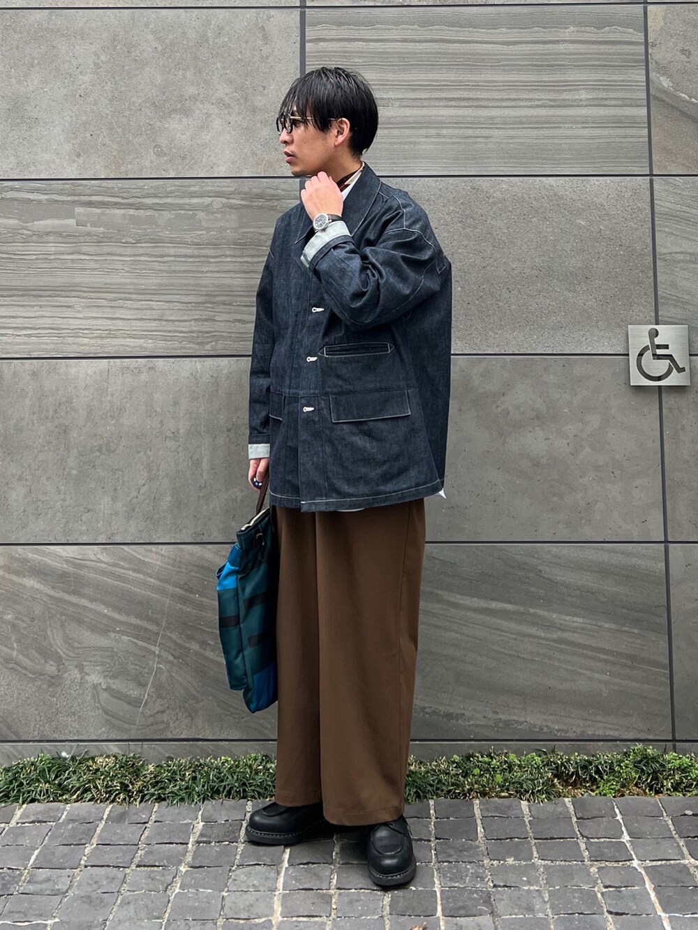 「チョコ色に染まれ、ワイドパンツ、ビッグシルエット、デニム、シンプルコーデ、USポロ」|「UNFOLKのアイテム(ストール/ショール、ブラウン系)」を使った、 松波 侑亮さん(メンズ・164cm)の冬コーディネートの3枚目の写真