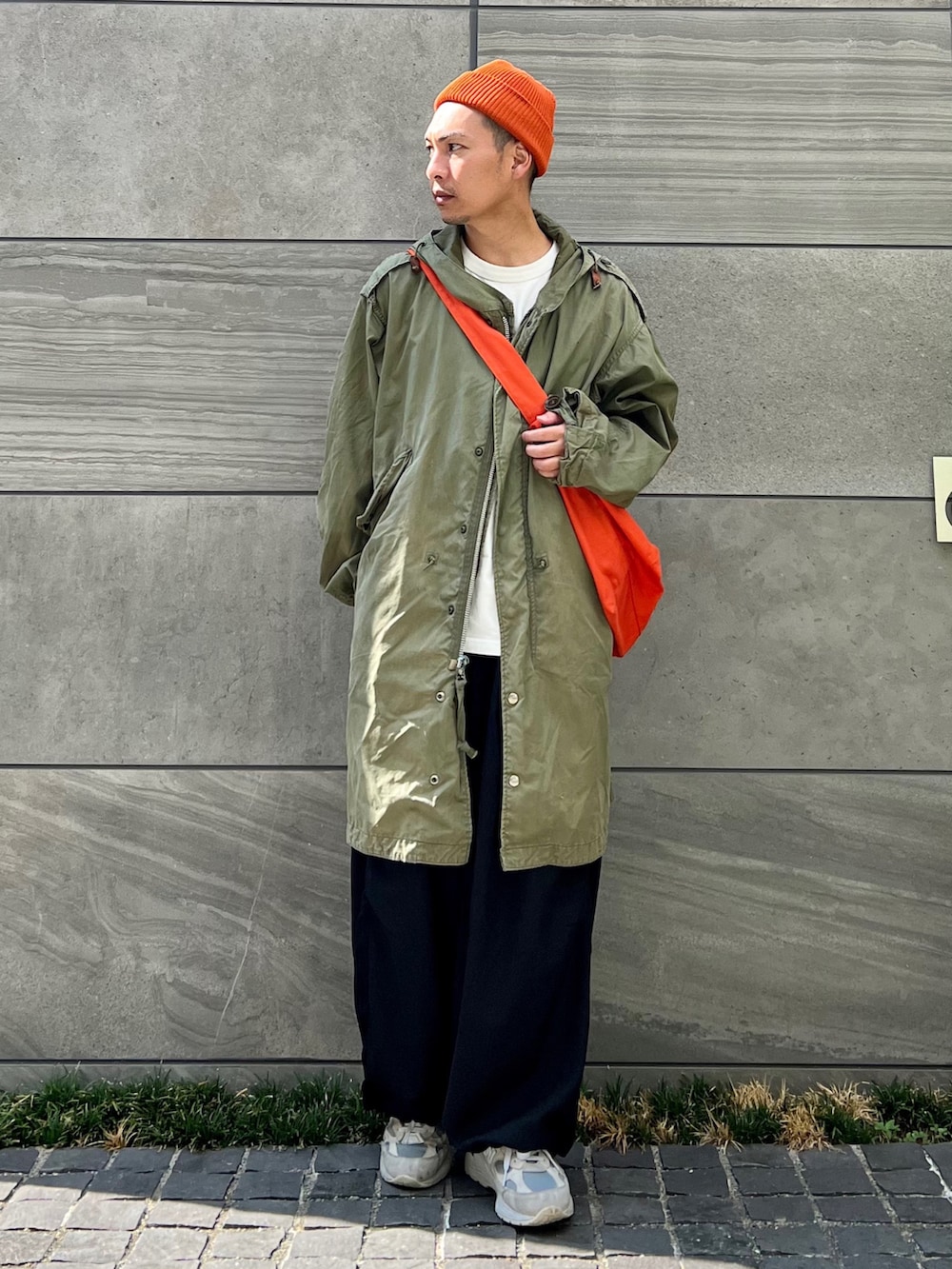 ブラック系のカーゴパンツ、グレー系のスニーカー、グリーン系のジャケット/アウターを着用したメンズの秋コーディネートの2枚目の写真