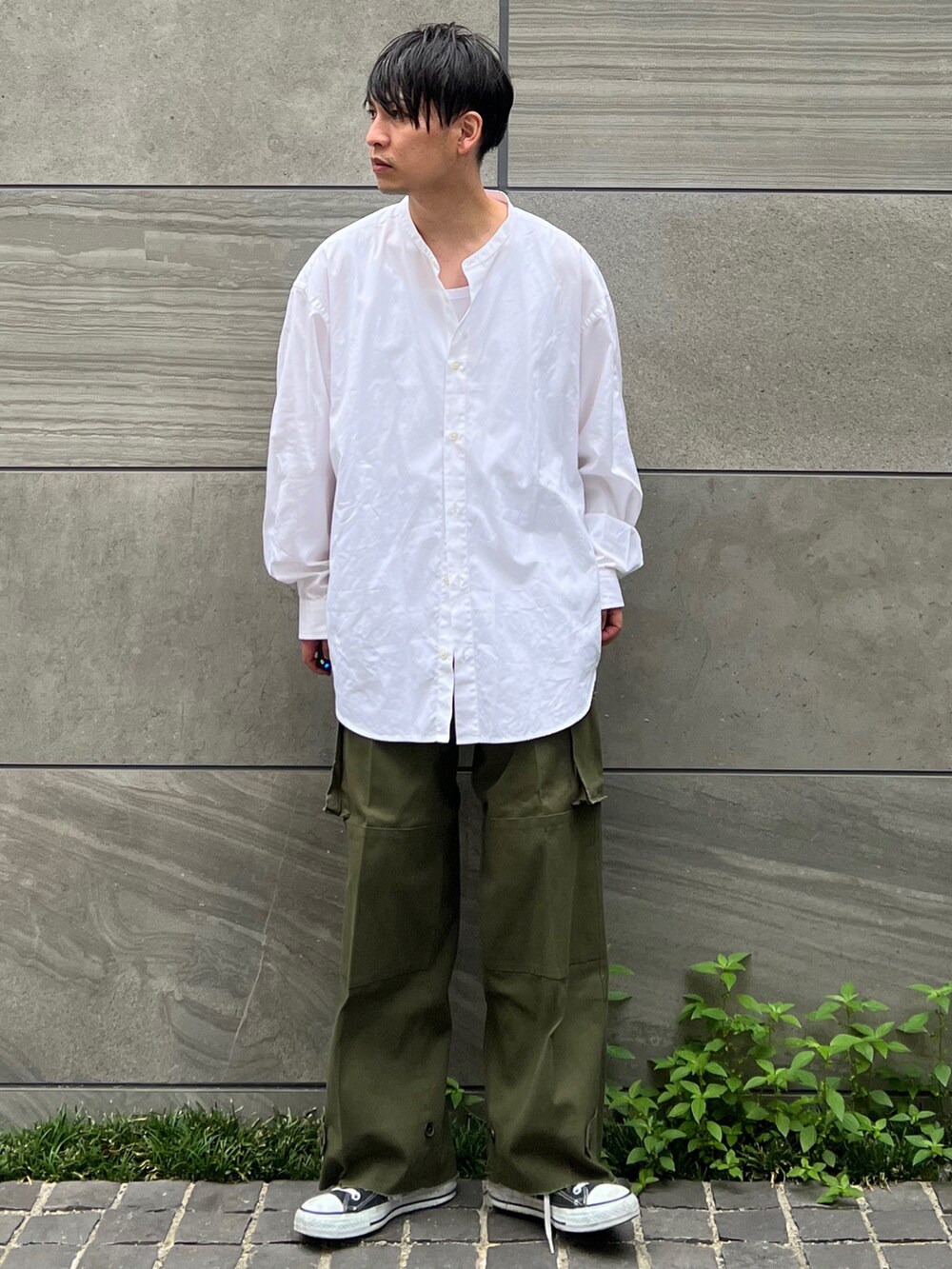 「秋服準備はじめました、ショルダーバッグ、休日スタイル、ビッグシルエット、シャツスタイル」|「ADAMASTEのレイヤードリラックスタンクトップ(タンクトップ、ホワイト系)」を使った、 松波 侑亮さん(メンズ・164cm)の秋コーディネートの3枚目の写真