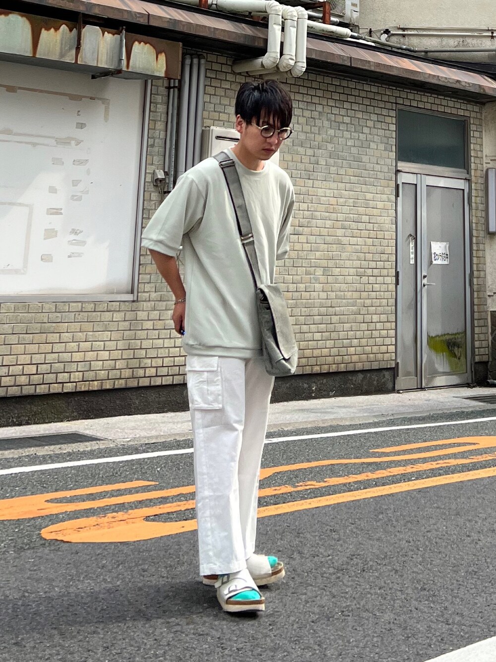 「プチプラ、フレアパンツ、厚底サンダル、きれいめカジュアル、夏だ!Tシャツ着よう!、シンプルコーデ、サニーレーベル、SonnyLabel、低身長、ビルケンシュトック、ショルダーバッグ、カーゴパンツ、カラーソックス、おしゃれさんと繋がりたい、休日コーデ」|「URBAN RESEARCH Sonny LabelのシルキーダンボールニットTシャツ(Tシャツ/カットソー、グレー系)」を使った、 松波 侑亮さん(メンズ・164cm)の夏コーディネートの2枚目の写真