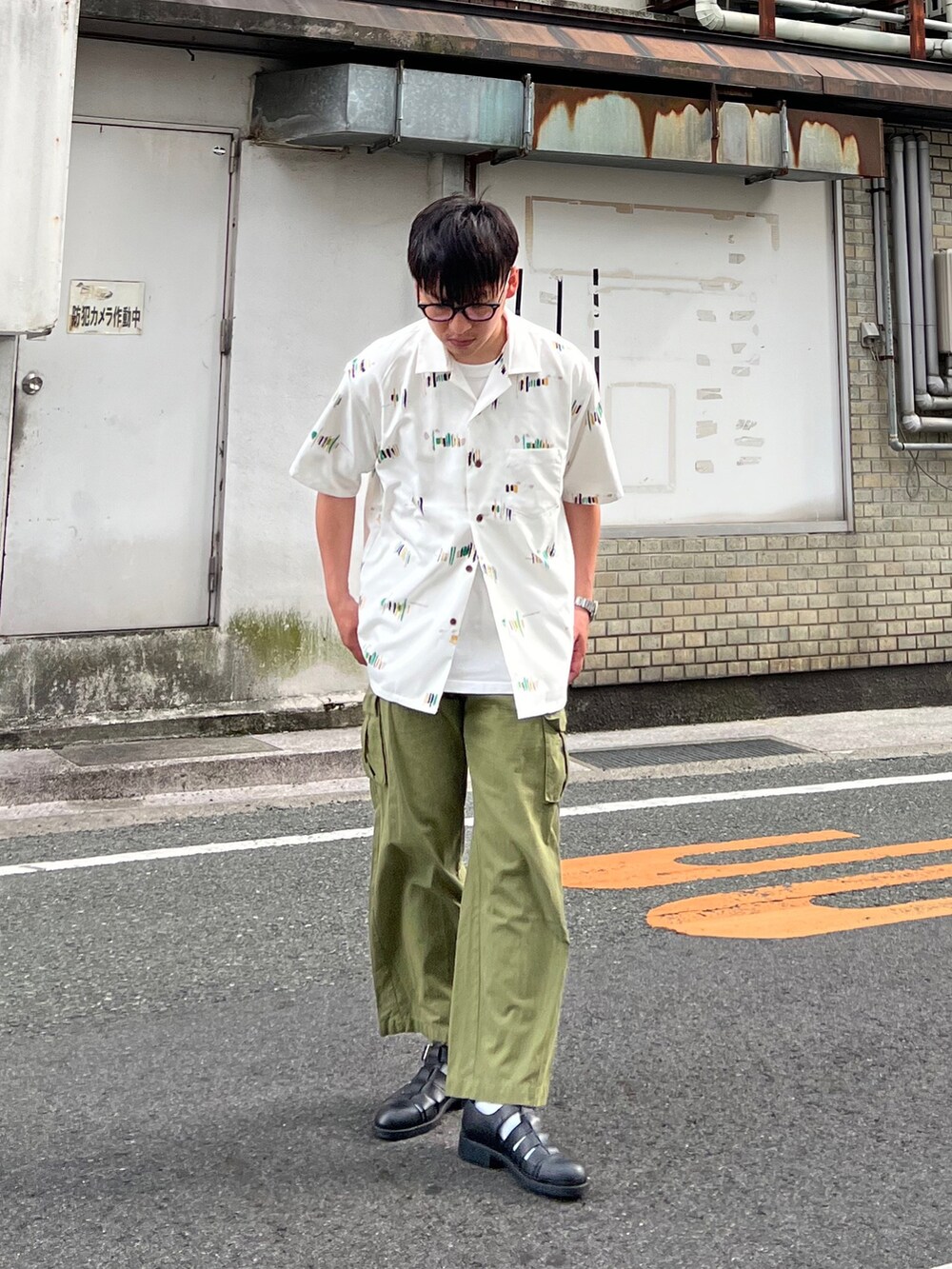 「サニーレーベル、Sonny Label、オープンカラーシャツ、シャツスタイル、メガネ男子、カーゴパンツ、グルカサンダル、きれいめカジュアル、休日スタイル、メンズコーデ、お洒落さんとつながりたい、夏コーデ、キレイめ」|「URBAN RESEARCH Sonny Labelのセオαグラフィック半袖シャツ(シャツ/ブラウス、ホワイト系)」を使った、 松波 侑亮さん(メンズ・164cm)の夏コーディネートの2枚目の写真