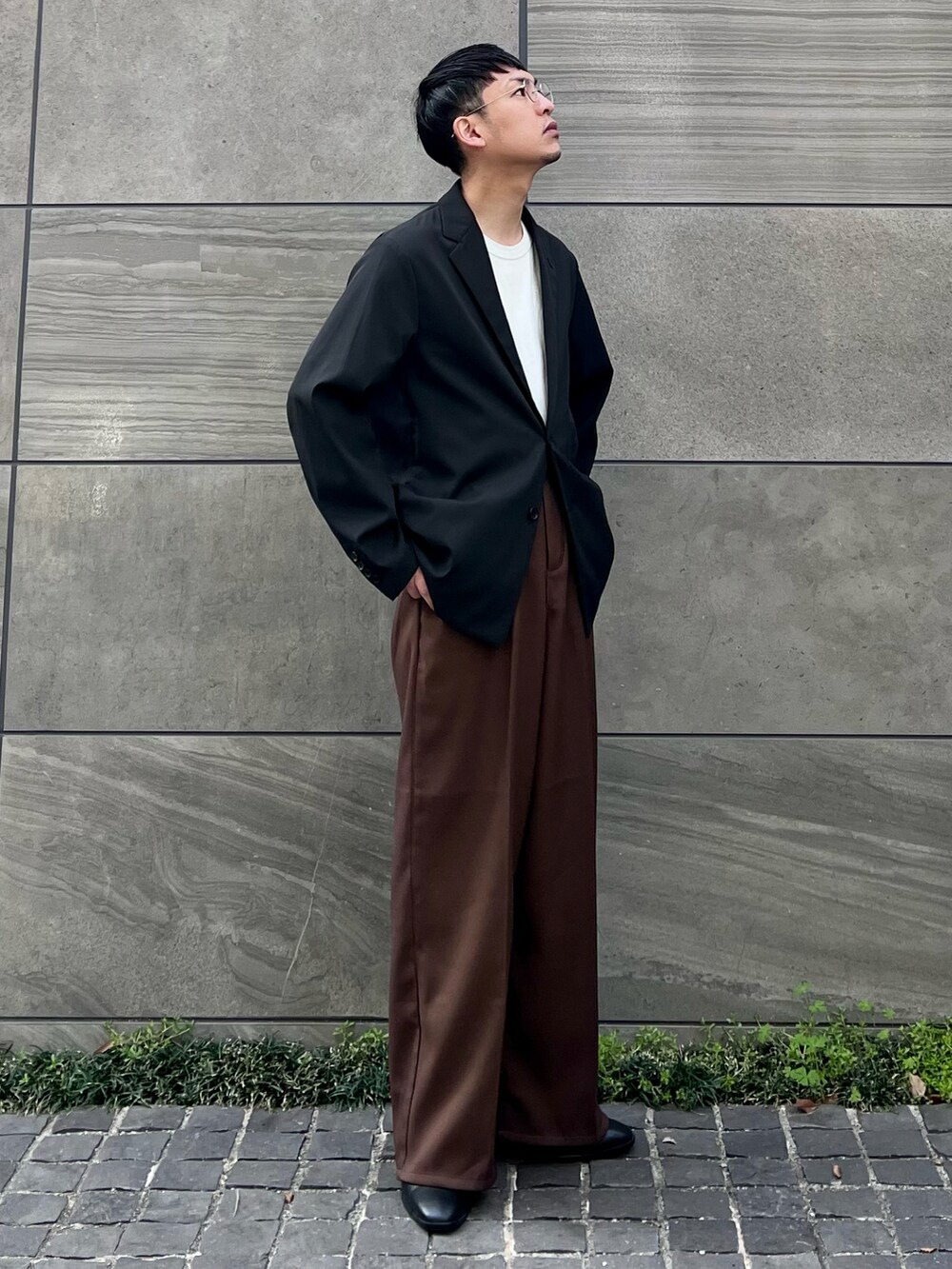 「EDWIN、edwinjapan、Fossil、エドウィン、フォッシル、FOSSILSTYLE、休日スタイル、メガネ男子、春コーデ、春アウター、フレアパンツ、春服みてみて、スラックス、ヒールブーツ、テーラードジャケット」｜「EDWINのタックワイド フレアパンツ センタープレスパンツ スラックスパンツ 日本製（スラックス、ブラウン系）」を使った、 松波 侑亮さん（メンズ・164cm）の春コーディネートの3枚目の写真