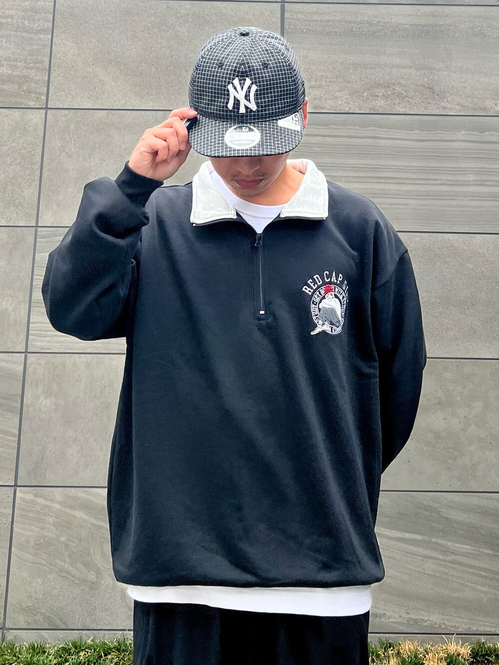 「ジョンズクローゼット、johnscloset、PR、ハーフジップ、モノトーン、キャップ、ストリート、スニーカー」｜「Red Cap Girlの【a-r】〔Red Cap Girl/レッドキャップガール〕裏毛 ワンポイント刺繍 ハーフジッププルオーバー（スウェット、ブラック系）」を使った、 松波 侑亮さん（メンズ・164cm）の秋コーディネートの2枚目の写真