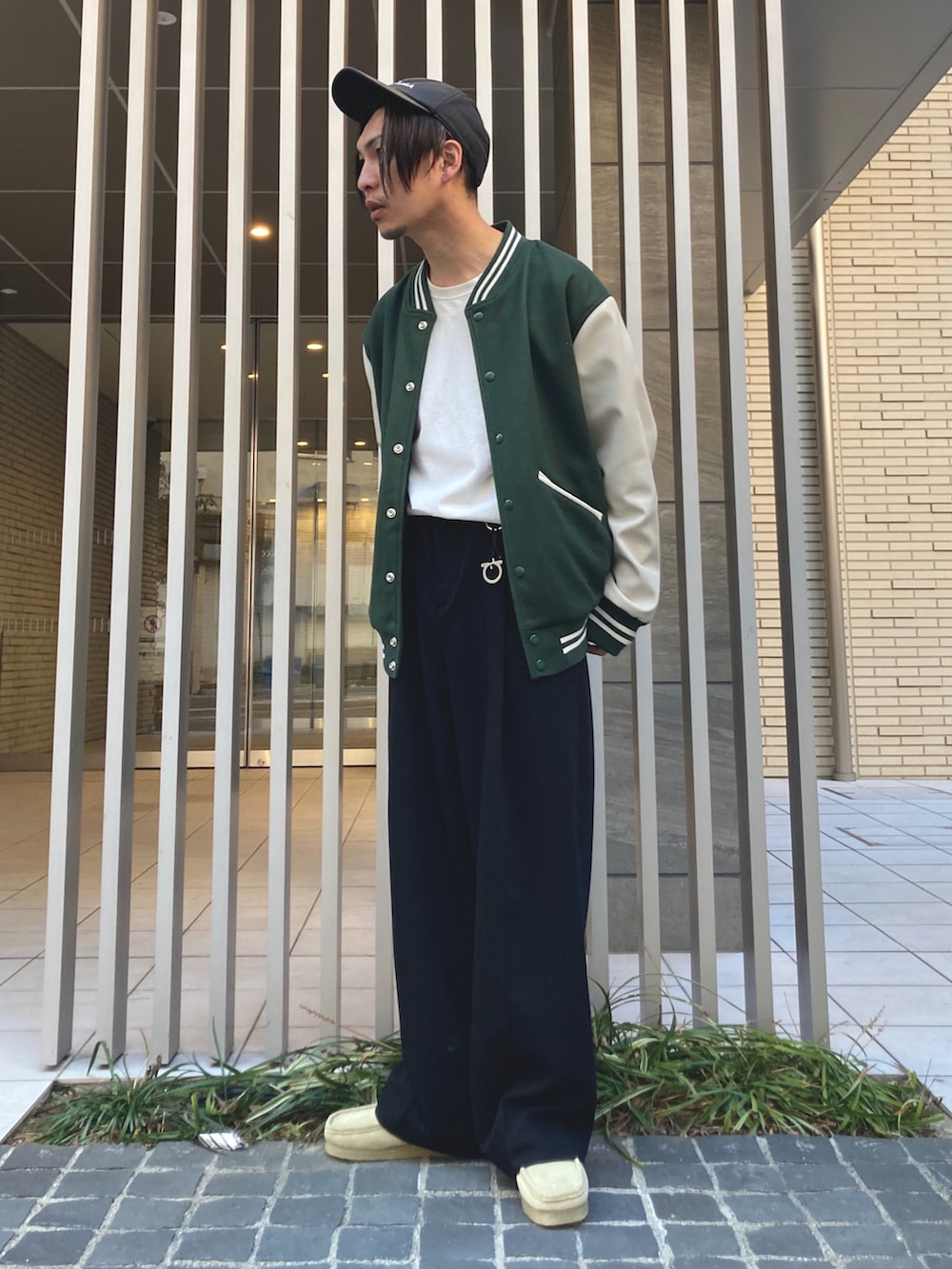 「スタジャン、グリーン、クラークス、ワラビー、タックイン、きれいめカジュアル、私の推しブランド、キャップ、シンプルコーデ、ビッグシルエット、シンプル、お洒落さんとつながりたい、SonnyLabel、サニーレーベル、STOP 誹謗中傷」|「ClarksのCLARKS/クラークス Wallabee ワラビー(モカシン/デッキシューズ、ベージュ系)」を使った、 松波 侑亮さん(メンズ・164cm)の冬コーディネートの2枚目の写真