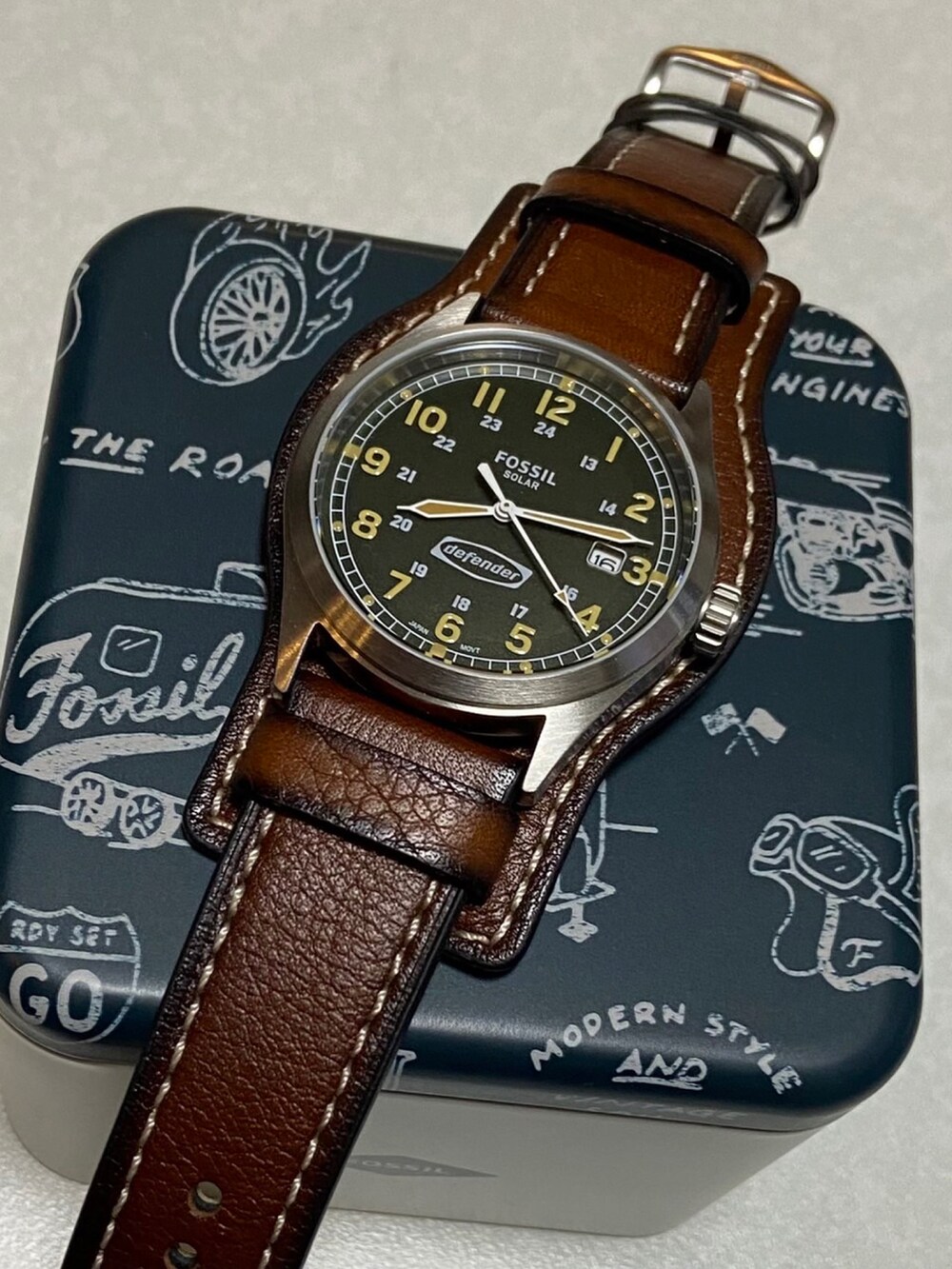 「フォッシル、Fossil、FOSSILSTYLE、ハーフジップ、ポロシャツ、スキッパーシャツ、ハーフパンツ、革靴、革靴×靴下、メガネ男子、ビタミンカラー、休日スタイル、シンプルコーデ、レイヤードスタイル、モード」｜「FOSSILのDEFENDER FS5974（アナログ腕時計、ブラウン系）」を使った、 松波 侑亮さん（メンズ・164cm）の春コーディネートの4枚目の写真