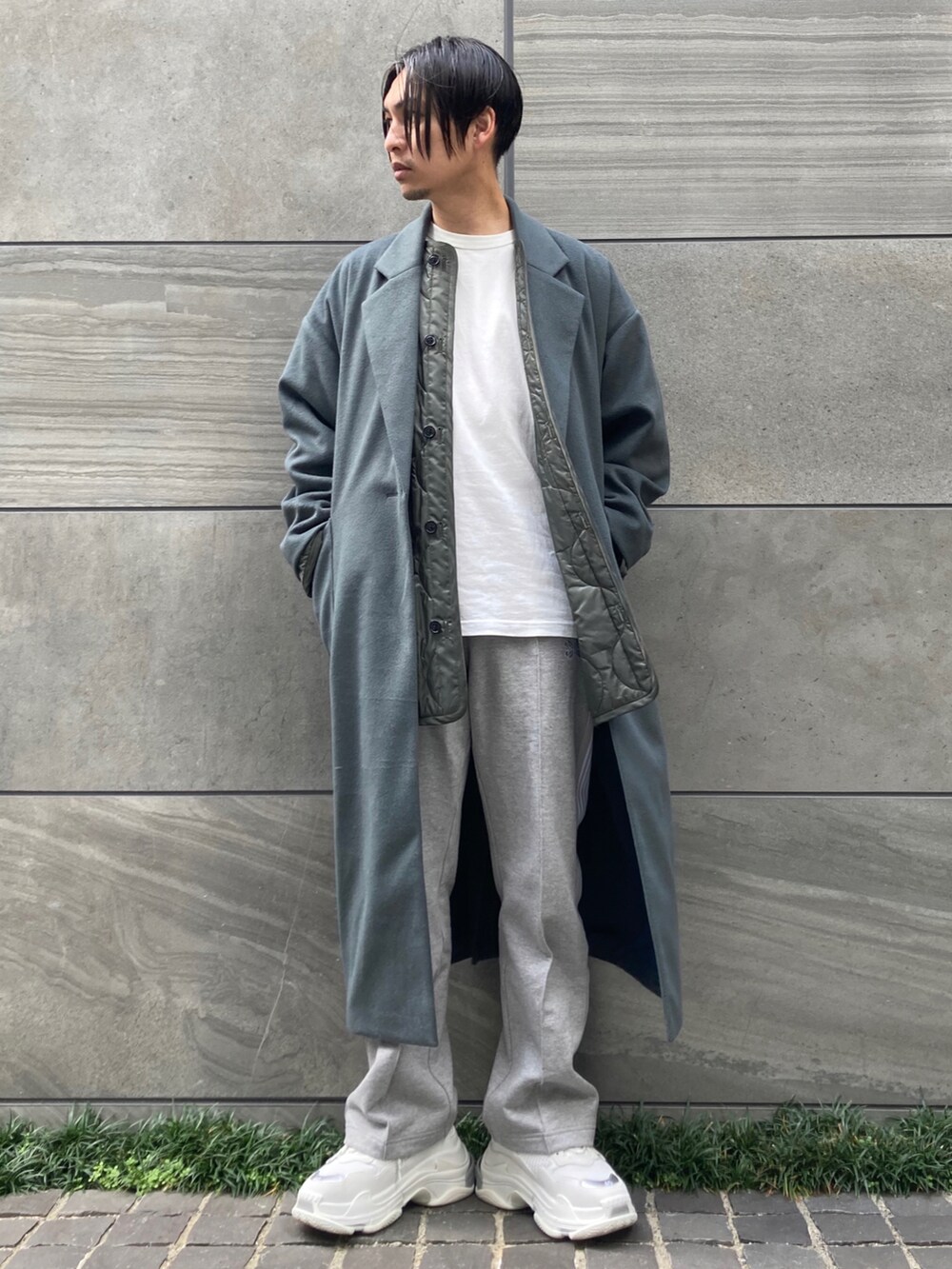 「ビッグシルエット、グリーン、キルティング、UNIQLO、冬コーデ、スニーカーコーデ、ミリタリージャケット、休日スタイル、モード、キルティングジャケット、ootd、NEEDLES、モードストリート、低身長コーデ、STOP 誹謗中傷」｜「Needlesのアイテム（パンツ、グレー系）」を使った、 松波 侑亮さん（メンズ・164cm）の秋コーディネートの3枚目の写真