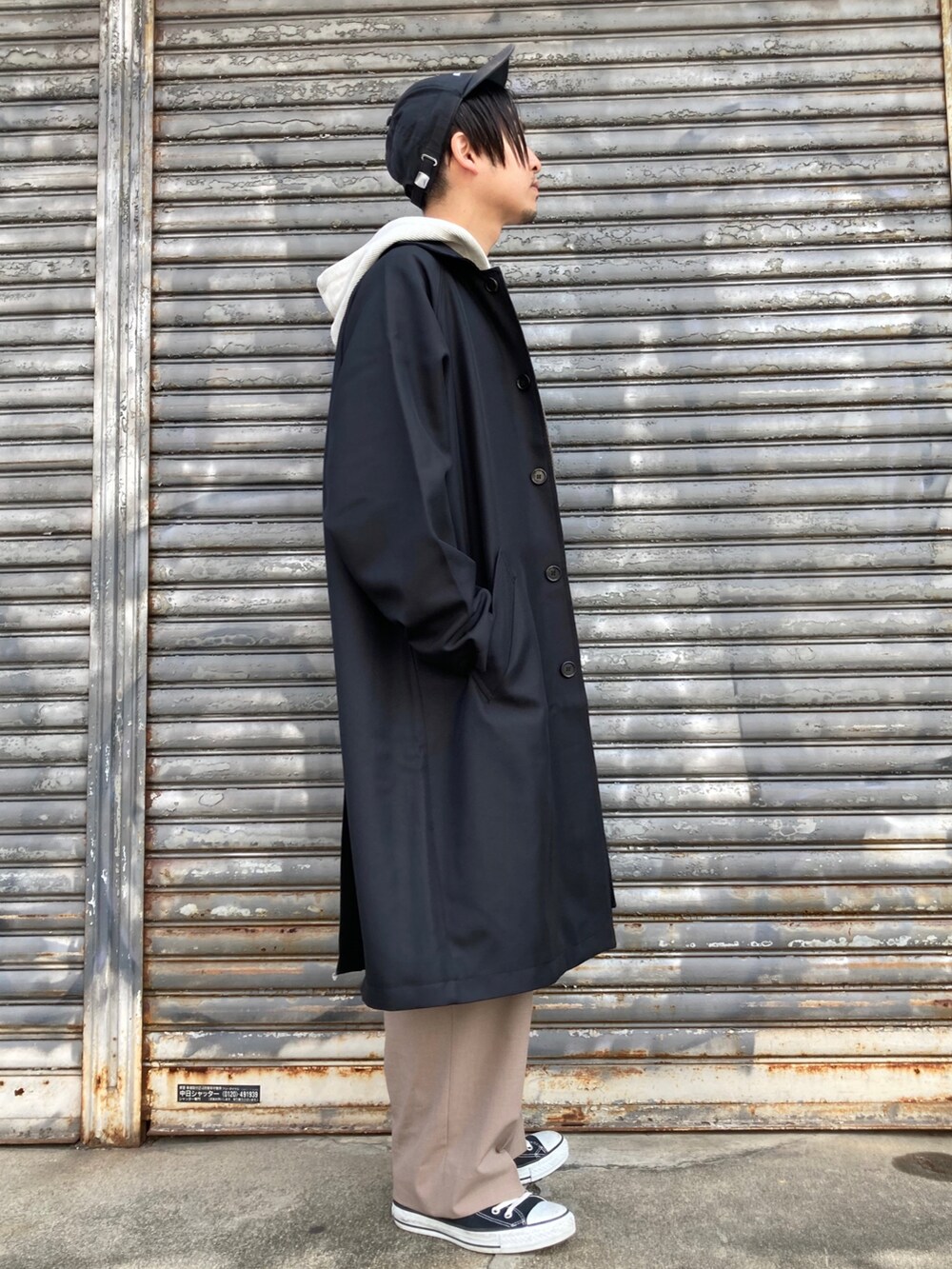「古着、コート、ビッグシルエット、シンプル、トレンチコート、スラックス、ベスト、レイヤードスタイル、ワイドパンツ、プチプラ、古着MIX、ハイカットスニーカー、低身長、オーバーコート、いいね、save、フォローお願いします🤑」｜「CONVERSE ALL STARのCONVERSE / ALL STAR J HI（スニーカー、ブラック系）」を使った、 松波 侑亮さん（メンズ・164cm）の秋コーディネートの4枚目の写真