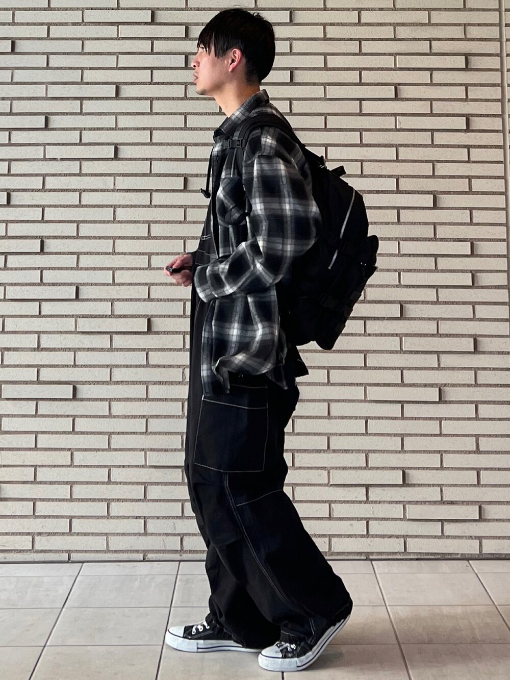 「エドウィン、edwin、edwinjapan、オーバーオール、チェックシャツ、オンブレーチェックシャツ、シャツスタイル、秋服準備はじめました」|「EDWINの【WEB限定】STEP MARK バルーンオーバーオール サロペット ビブ カーゴ(サロペット/オーバーオール、ブラック系)」を使った、 松波 侑亮さん(メンズ・164cm)の秋コーディネートの2枚目の写真