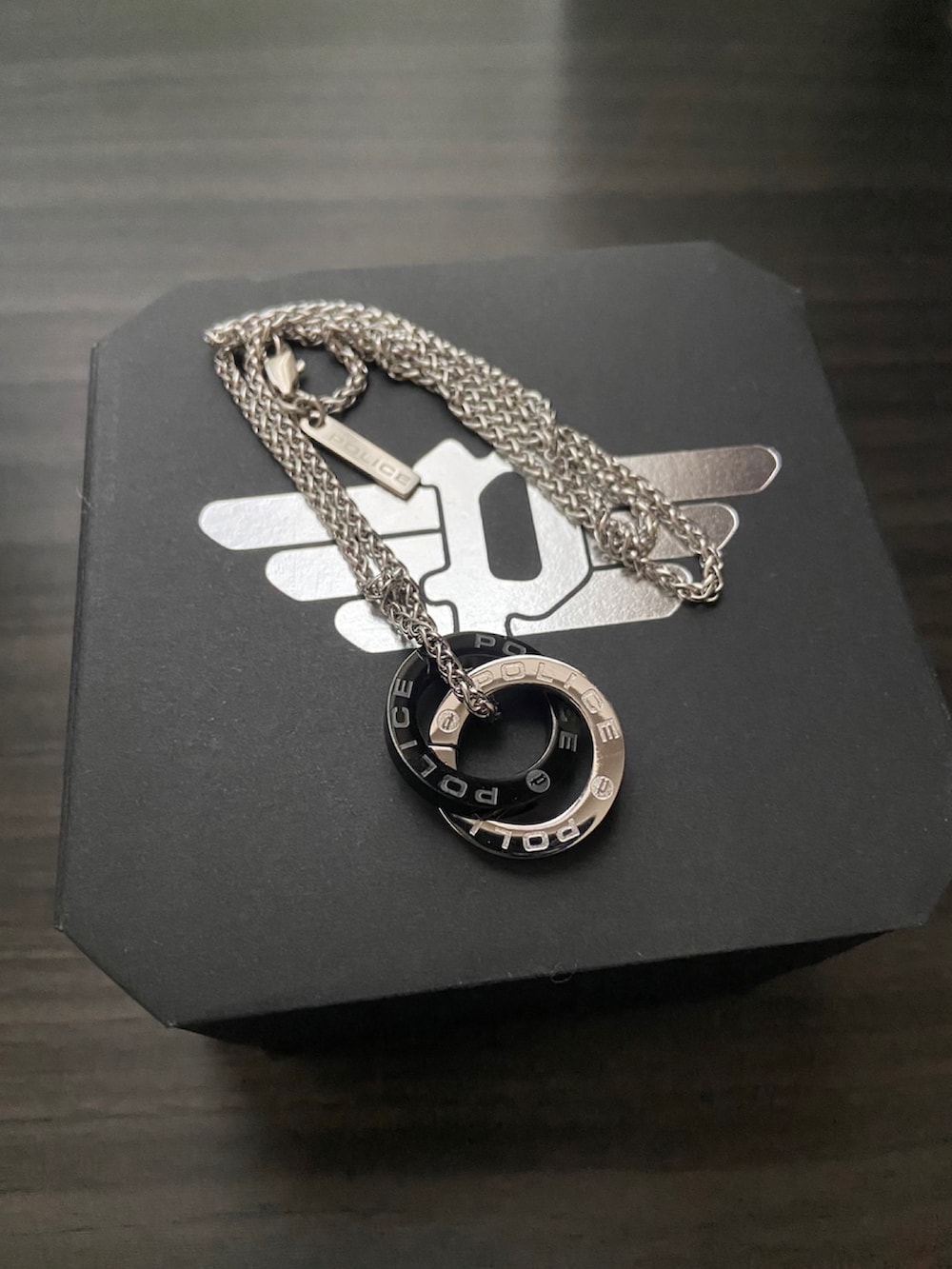 ホワイト系のTシャツ/カットソー、ブルー系のテーラードジャケット、ブルー系のデニムパンツを着用したメンズの夏コーディネートの3枚目の写真