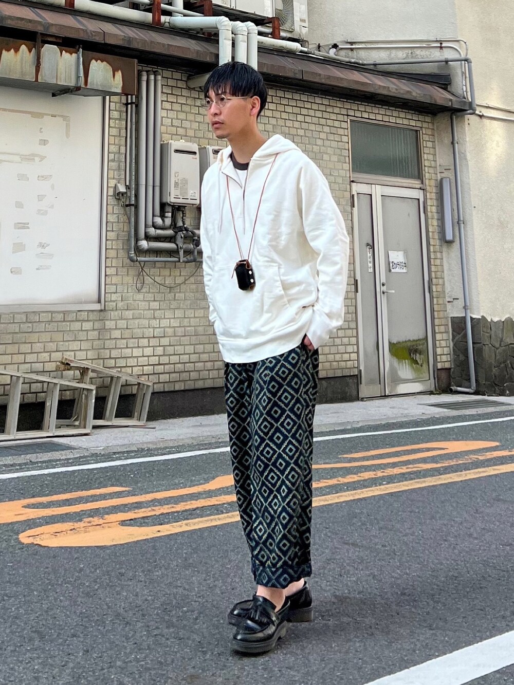 「低身長、お出かけコーデ日記、初夏コーデ、春夏コーデ、シンプルコーデ、プチプラ、休日スタイル、メガネ男子、古着MIX、厚底シューズ、ローファー、パーカー」|「MARGARET HOWELLのアイテム(パーカー、ホワイト系)」を使った、 松波 侑亮さん(メンズ・164cm)の春コーディネートの2枚目の写真