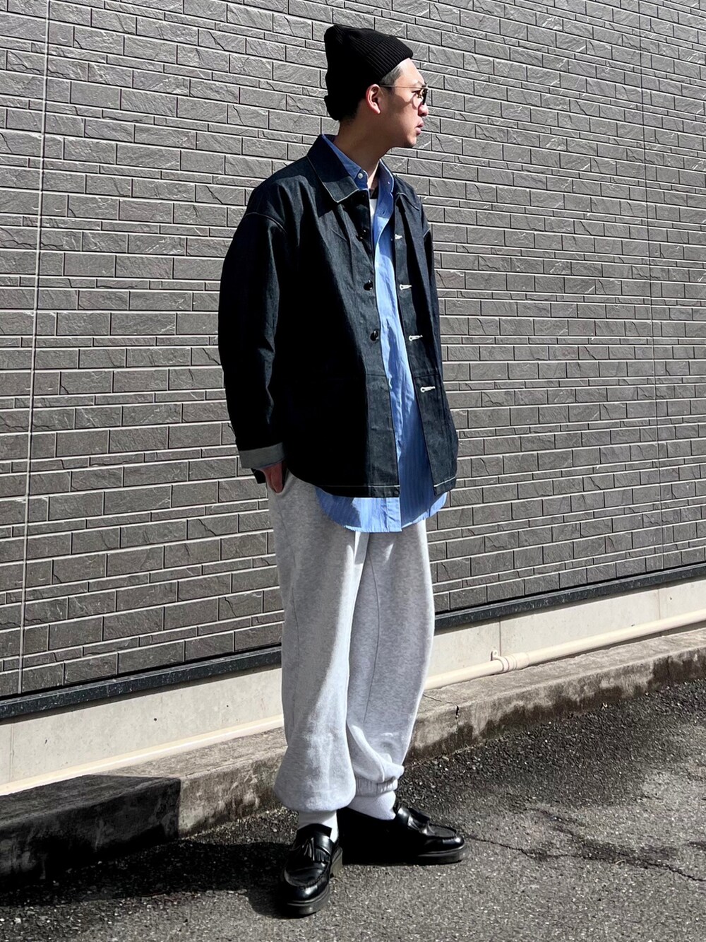 「ジョンズクローゼット、johnscloset、redcapgirl、シャツスタイル、スウェットパンツ、デニム、キャップ、ローファー、ニット帽、ストライプシャツ、レイヤードスタイル、ビッグシルエット、きれいめカジュアル、シンプルコーデ、春服デビュー宣言」｜「Red Cap Girlの【a-r】〔Red Cap Girl/レッドキャップガール RCGタグ バックボタン ブロードビッグシャツ（シャツ/ブラウス、ブルー系）」を使った、 松波 侑亮さん（メンズ・164cm）の春コーディネートの2枚目の写真
