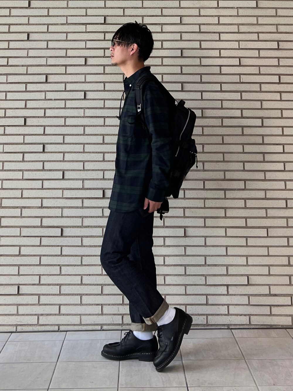 「rosso men、urban research rosso men、シャツスタイル、チェックシャツ、デニム、秋コーデ、レザー」｜「URBAN RESEARCH ROSSO MENの『WEB/一部店舗限定』『5サイズ展開』『抗菌/防臭』ハイパフォーマンスオックスボタンダウンシャツ（シャツ/ブラウス、グリーン系）」を使った、 松波 侑亮さん（メンズ・164cm）の秋コーディネートの2枚目の写真