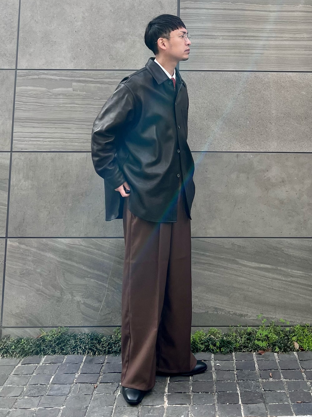「エドウィン、フォッシル、edwinjapan、edwin、Fossil、FOSSILSTYLE、ネクタイコーデフェス2023」｜「EDWINのタックワイド フレアパンツ センタープレスパンツ スラックスパンツ 日本製（スラックス、ブラウン系）」を使った、 松波 侑亮さん（メンズ・164cm）の春コーディネートの3枚目の写真