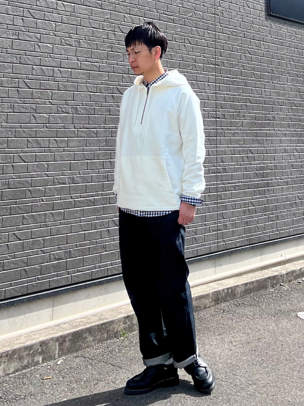 「厚底シューズ、休日スタイル、パーカー、シャツスタイル、レイヤードスタイル、古着MIX、シンプルコーデ、デニム」|「Parabootの<Paraboot(パラブーツ)> CHAMBORD(ドレスシューズ、ブラック系)」を使った、 松波 侑亮さん(メンズ・164cm)の春コーディネートの2枚目の写真