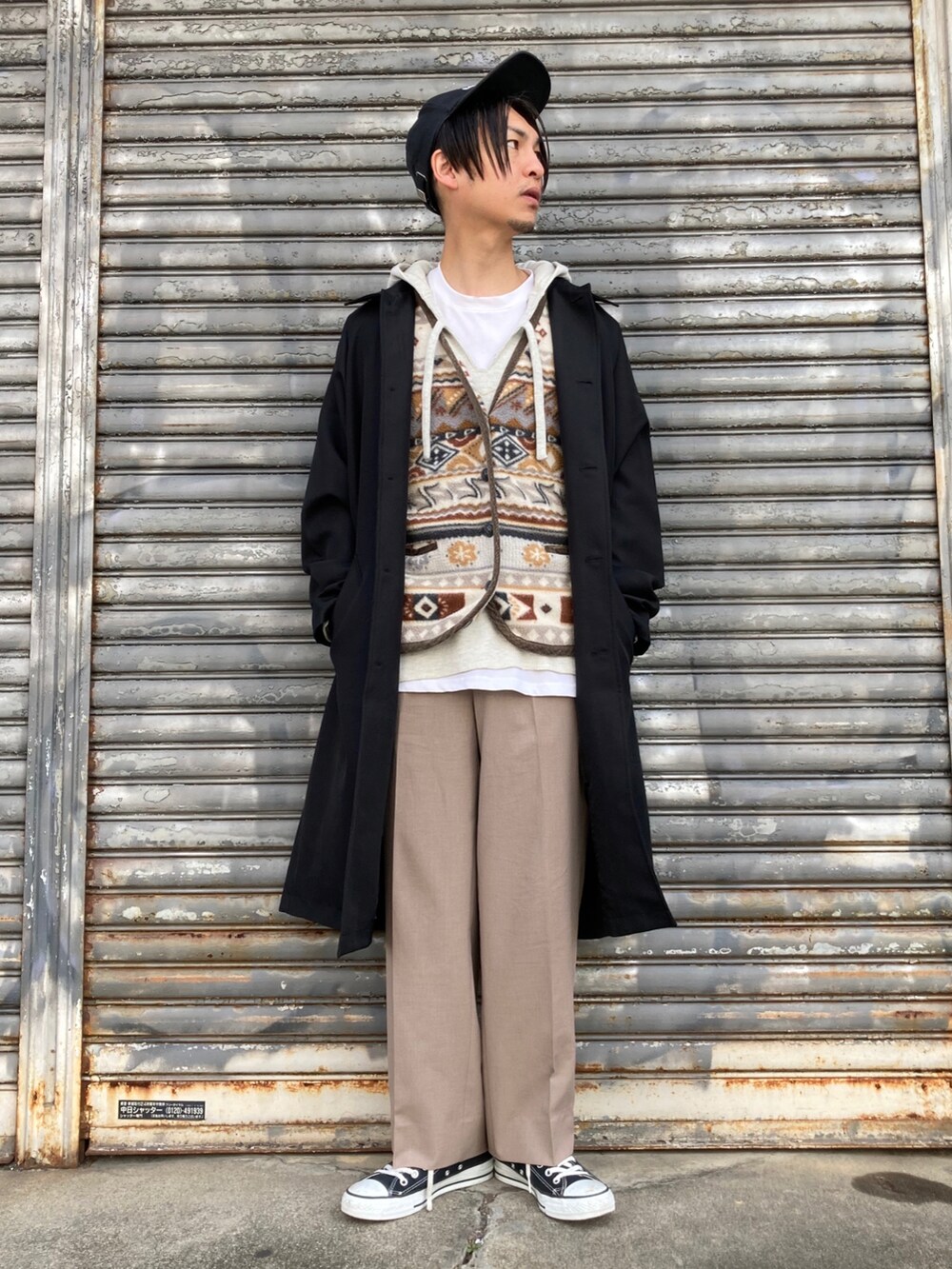 「古着、コート、ビッグシルエット、シンプル、トレンチコート、スラックス、ベスト、レイヤードスタイル、ワイドパンツ、プチプラ、古着MIX、ハイカットスニーカー、低身長、オーバーコート、いいね、save、フォローお願いします🤑」｜「CONVERSE ALL STARのCONVERSE / ALL STAR J HI（スニーカー、ブラック系）」を使った、 松波 侑亮さん（メンズ・164cm）の秋コーディネートの2枚目の写真