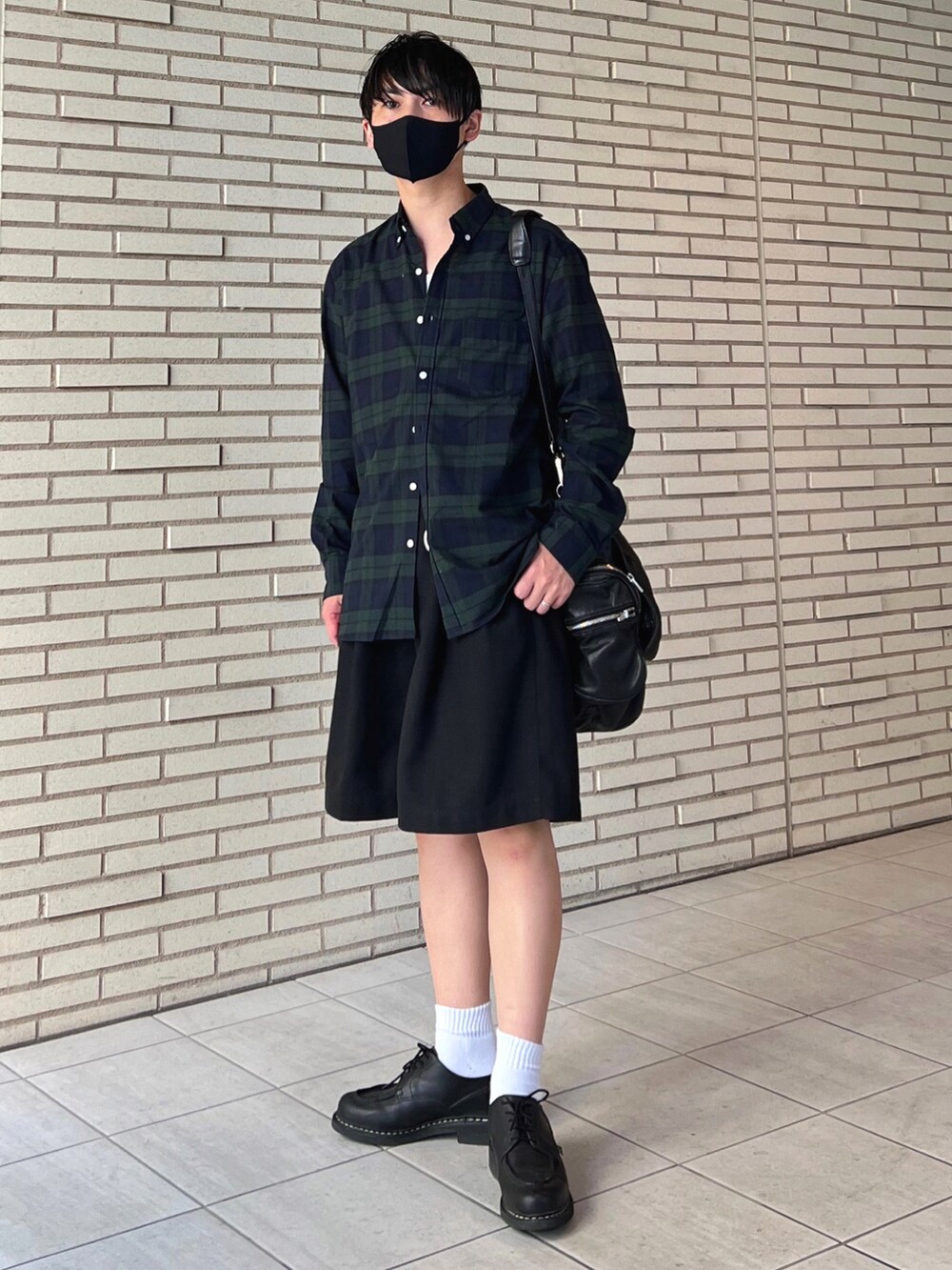 「UNIQLO、ミニバッグ、きれいめカジュアル、レザー、秋コーデ、ブーツ、ビッグシルエット、チェック、シャツスタイル、低身長、30代メンズファッション、urban research rosso men、rosso men」|「URBAN RESEARCH ROSSO MENの『WEB/一部店舗限定』『5サイズ展開』『抗菌/防臭』ハイパフォーマンスオックスボタンダウンシャツ(シャツ/ブラウス、グリーン系)」を使った、 松波 侑亮さん(メンズ・164cm)の秋コーディネートの2枚目の写真