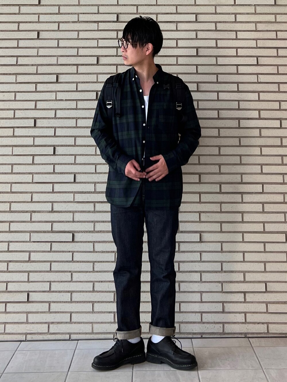 「rosso men、urban research rosso men、シャツスタイル、チェックシャツ、デニム、秋コーデ、レザー」｜「URBAN RESEARCH ROSSO MENの『WEB/一部店舗限定』『5サイズ展開』『抗菌/防臭』ハイパフォーマンスオックスボタンダウンシャツ（シャツ/ブラウス、グリーン系）」を使った、 松波 侑亮さん（メンズ・164cm）の秋コーディネートの3枚目の写真