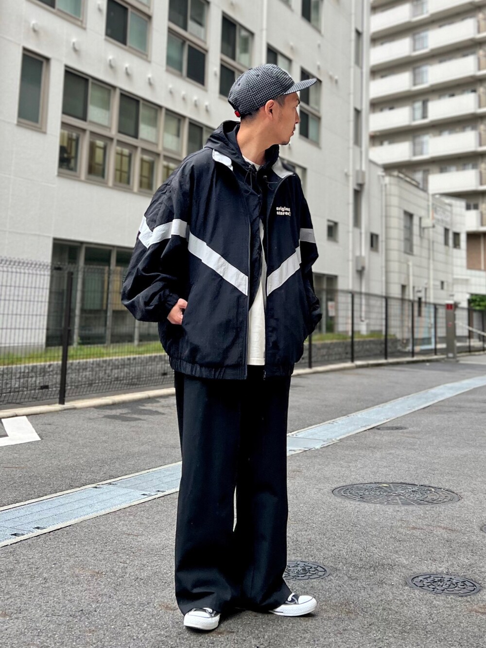 ブラック系のブルゾン、ブラック系のスラックスを着用したメンズの秋コーディネートの2枚目の写真