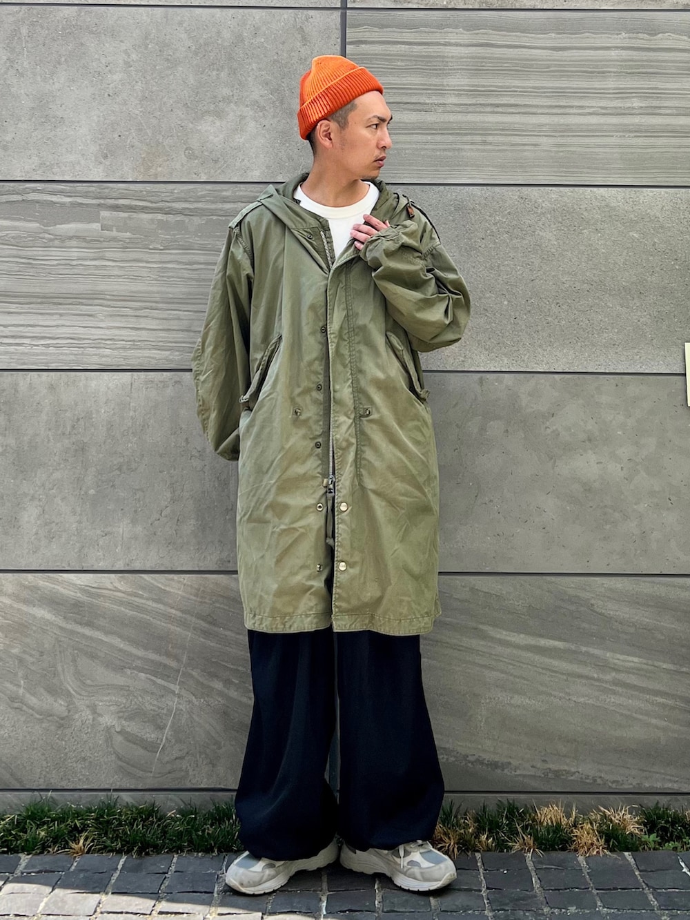 ブラック系のカーゴパンツ、グレー系のスニーカー、グリーン系のジャケット/アウターを着用したメンズの秋コーディネートの3枚目の写真