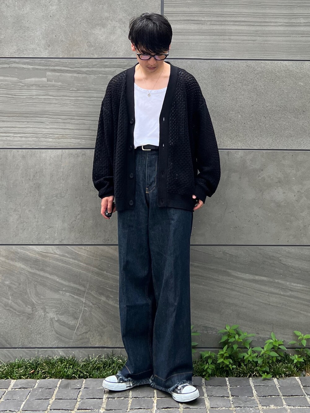 ブラック系のカーディガン/ボレロ、ブルー系のデニムパンツ、ブラック系のスニーカーを着用したメンズの夏コーディネートの2枚目の写真