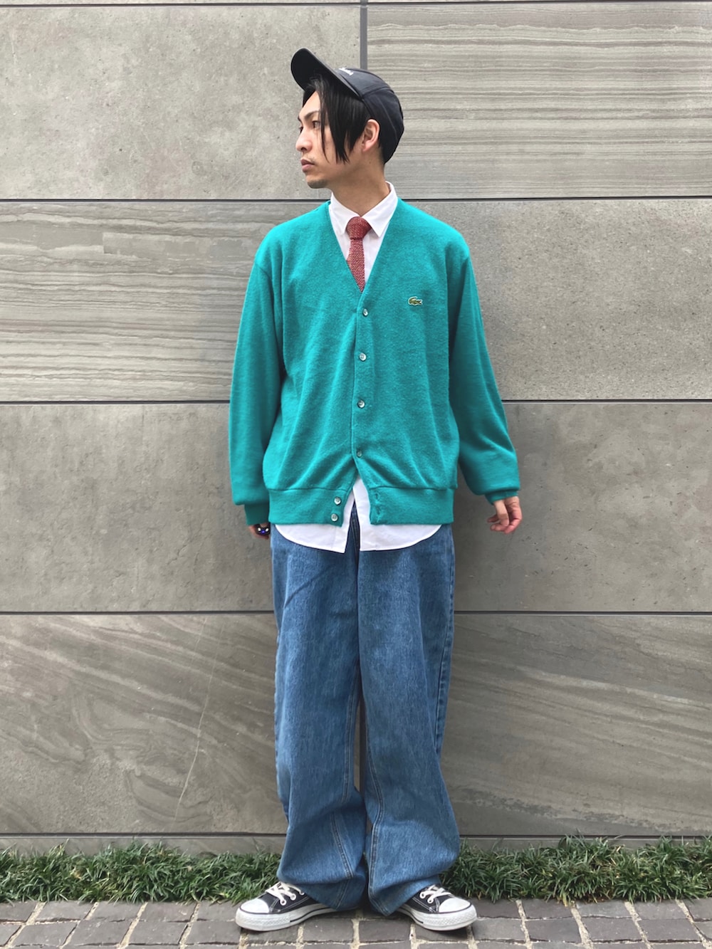 「カーディガン、プチプラ、古着MIX、古着、ootd、マイケルコース、キャップ、シンプルコーデ、休日スタイル、カラーニット、ニット、STOP 誹謗中傷、ネクタイ、低身長、オトナカジュアル」|「CONVERSE ALL STARのCONVERSE / ALL STAR J HI(スニーカー、ブラック系)」を使った、 松波 侑亮さん(メンズ・164cm)の冬コーディネートの5枚目の写真