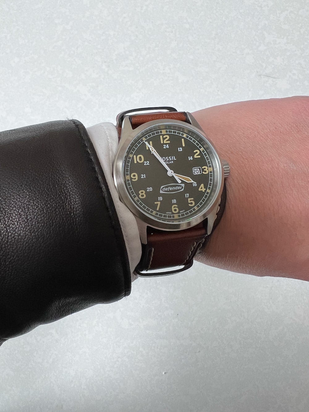 「エドウィン、フォッシル、edwinjapan、edwin、Fossil、FOSSILSTYLE、ネクタイコーデフェス2023」｜「EDWINのタックワイド フレアパンツ センタープレスパンツ スラックスパンツ 日本製（スラックス、ブラウン系）」を使った、 松波 侑亮さん（メンズ・164cm）の春コーディネートの4枚目の写真