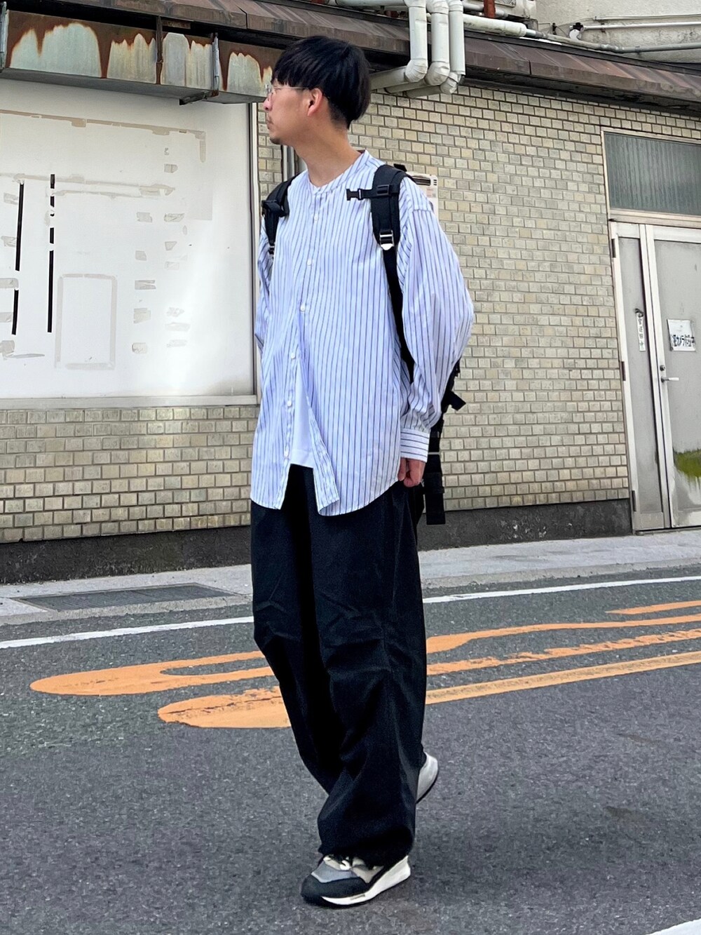 「edwin、edwinjapan、エドウィン、ビッグシルエット、シンプルコーデ、ストリート、ストライプシャツ、プチプラ、休日スタイル、メガネ男子、初夏コーデ、古着MIX、カーゴパンツ、シャツスタイル、春コーデ」｜「EDWINの【WEB限定】EDWIN STEPMARK スノーワイドオーバーパンツ（カーゴパンツ、ブラック系）」を使った、 松波 侑亮さん（メンズ・164cm）の春コーディネートの2枚目の写真