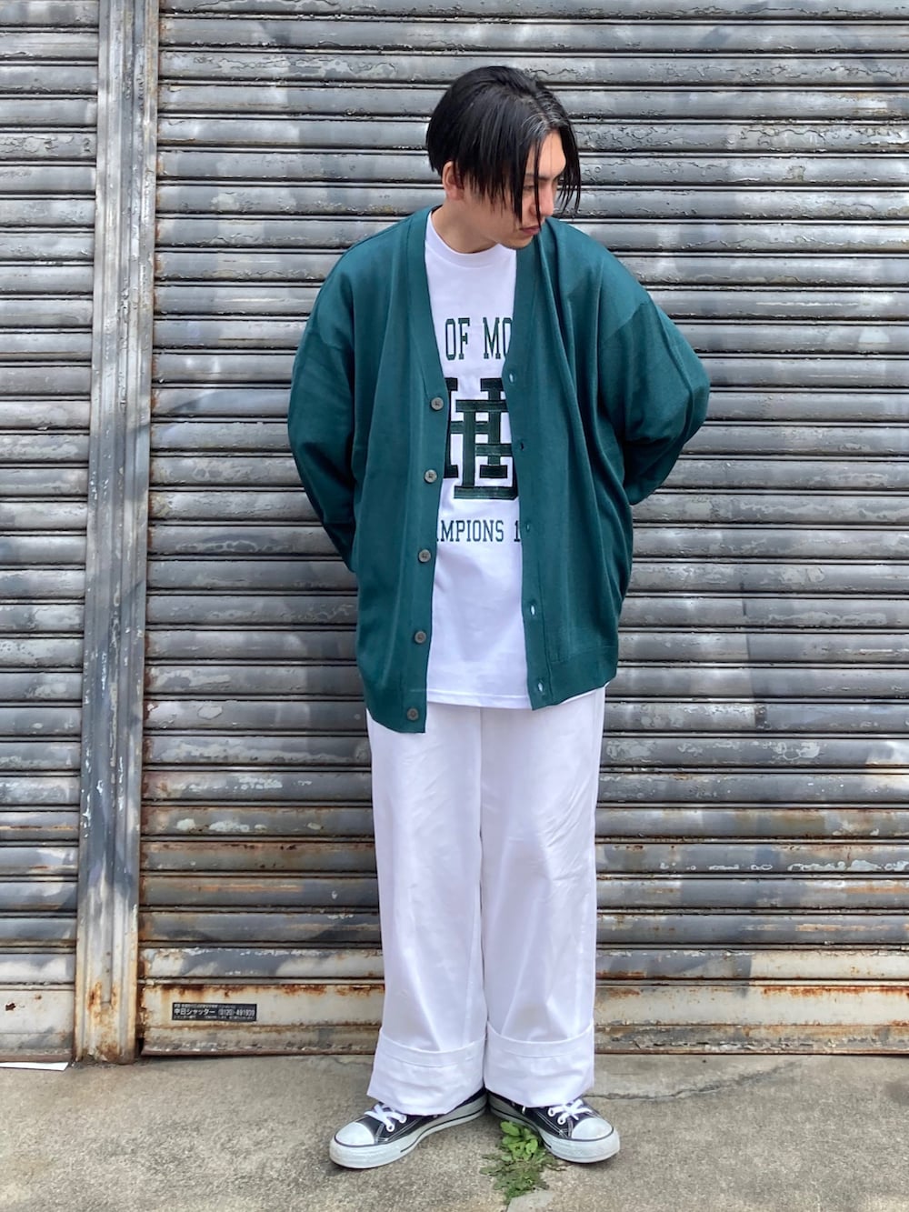 「カーディガン、カレッジ、カレッジTシャツ、シンプルコーデ、きれいめカジュアル、グリーン、春コーデ、春服みてみて、デニム、パステル映える春、プチプラ、ビッグシルエット、休日スタイル、ストリートコーデ、ストリートフェス」｜「SPINNSの12ゲージ アクリルニットカーディガン（カーディガン/ボレロ、グリーン系）」を使った、 松波 侑亮さん（メンズ・164cm）の春コーディネートの2枚目の写真